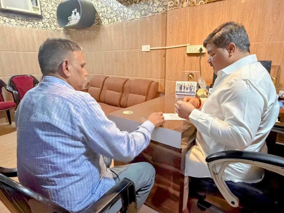 AnkitParihar9's tweet photo. ये रिश्ता केवल राजनीति का नहीं, बल्कि अपने परिवार के सुख-दुःख में साथ खड़े रहने का है।

जब परिवार का कोई सदस्य बीमारी, संकट या कठिन परिस्थितियों से जूझ रहा हो, तब उसके साथ खड़ा होना हमारा कर्तव्य है। इसी पारिवारिक भावना और दायित्व के निर्वहन के क्रम में झगरपुर के ���्री अर्जुन पासवान जी, डौंडियाखेड़ा की श्रीमती शिवकांती साहू जी एवं टेढ़ा की श्रीमती शहनाज बानो जी की गंभीर बीमारी के उपचार हेतु आवश्यक आर्थिक प्रबंध करने का सौभाग्य प्राप्त हुआ है।

मेरी सदैव यही कोशिश रहती है कि आर्थिक अभाव किसी भी परिवार के सदस्य के इलाज में बाधा न बने। परिवार के प्रत्येक सदस्य का सुख-दुःख मेरा अपना सुख-दुःख है और उनके स्वास्थ्य, सम्मान एवं सुरक्षा के लिए मैं हर संभव प्रयास करता रहूँगा।

ईश्वर से प्रार्थना है कि सभी शीघ्र स्वस्थ होकर अपने परिवार के बीच स्वस्थ एवं प्रसन्न जीवन व्यतीत करें।
#166भगवंतनगर