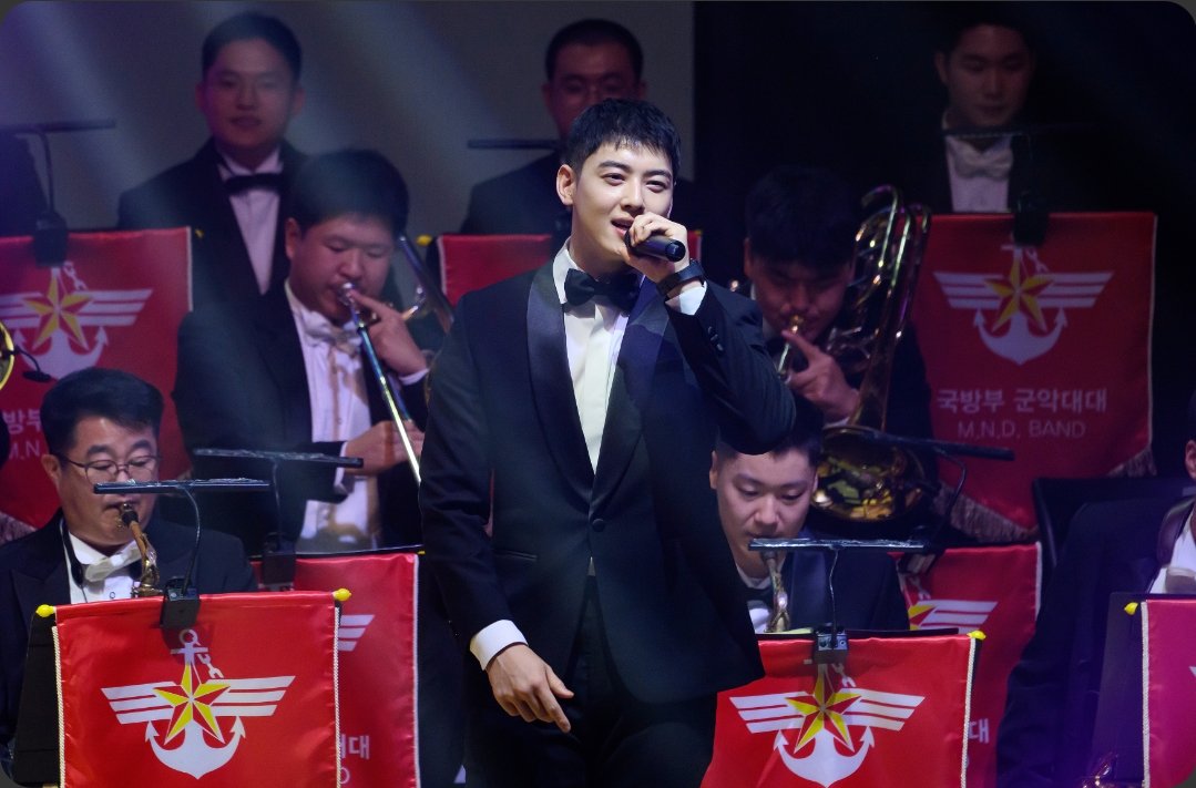 CEWNation's tweet photo. 📷 Sergeant CHA EUNWOO (Lee Dongmin) singing at a military band concert held at the Grand Auditorium of the Ministry of National Defense in Yongsan, Seoul, on the afternoon of the 4th. 

#CHAEUNWOO #차은우 https://t.co/ZgTuiBTRVj