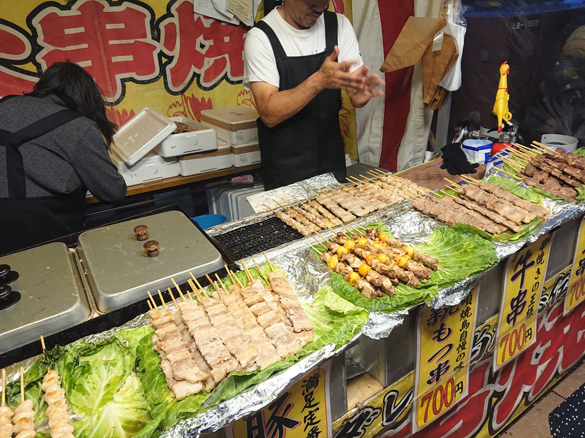 Scenery_Stone24's tweet photo. 琴似神社 例大祭・秋まつり
チョット寒いけど、とりあえずフランク🌭と生ビール🍺を頂く😋
広島風お好み焼きと大串はお土産に😆
#琴似神社 #秋まつり https://t.co/AurSHN3FIi