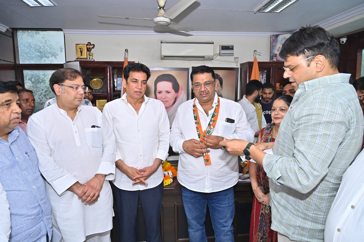 devendrayadvinc's tweet photo. कांग्रेस परिवार लगातार बढ़ रहा है और पार्टी की नीतियों में लोगों का विश्वास भी लगातार मजबूत हो रहा है।

आज @INCDelhi सह प्रभारी @danishabrar2016 जी, जिलाध्यक्ष @sidharthraoinc जी, पूर्व विधानसभा प्रत्याशी शिवांक सिंघल जी और कांग्रेस के वरिष्ठ नेतागणों की मौजूदगी में आदर्श नगर विधानसभा के संजय मनहास जी, रीना मनहास जी, राहुल मट्टू जी, मनोज शर्मा जी, जतिंदर कुमार जी, तरुण शर्मा जी, करण मेहता जी, राघव शर्मा जी, राजीव मेहता जी, दिनेश ढलवानी जी सहित कई साथियों को कांग्रेस की सदस्यता ग्रहण करवाई।

आप सभी का @INCIndia परिवार में हार्दिक स्वागत है। पूर्ण विश्वास है कि आप सभी कांग्रेस की विचारधारा और नीतियों को जन-जन तक पहुँचाने में महत्वपूर्ण भूमिका निभाएंगे और संगठन को और मजबूत करेंगे।