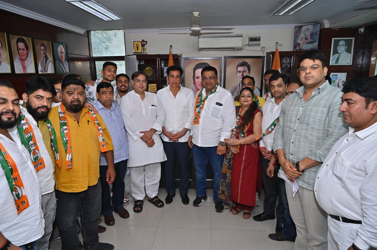devendrayadvinc's tweet photo. कांग्रेस परिवार लगातार बढ़ रहा है और पार्टी की नीतियों में लोगों का विश्वास भी लगातार मजबूत हो रहा है।

आज @INCDelhi सह प्रभारी @danishabrar2016 जी, जिलाध्यक्ष @sidharthraoinc जी, पूर्व विधानसभा प्रत्याशी शिवांक सिंघल जी और कांग्रेस के वरिष्ठ नेतागणों की मौजूदगी में आदर्श नगर विधानसभा के संजय मनहास जी, रीना मनहास जी, राहुल मट्टू जी, मनोज शर्मा जी, जतिंदर कुमार जी, तरुण शर्मा जी, करण मेहता जी, राघव शर्मा जी, राजीव मेहता जी, दिनेश ढलवानी जी सहित कई साथियों को कांग्रेस की सदस्यता ग्रहण करवाई।

आप सभी का @INCIndia परिवार में हार्दिक स्वागत है। पूर्ण विश्वास है कि आप सभी कांग्रेस की विचारधारा और नीतियों को जन-जन तक पहुँचाने में महत्वपूर्ण भूमिका निभाएंगे और संगठन को और मजबूत करेंगे।