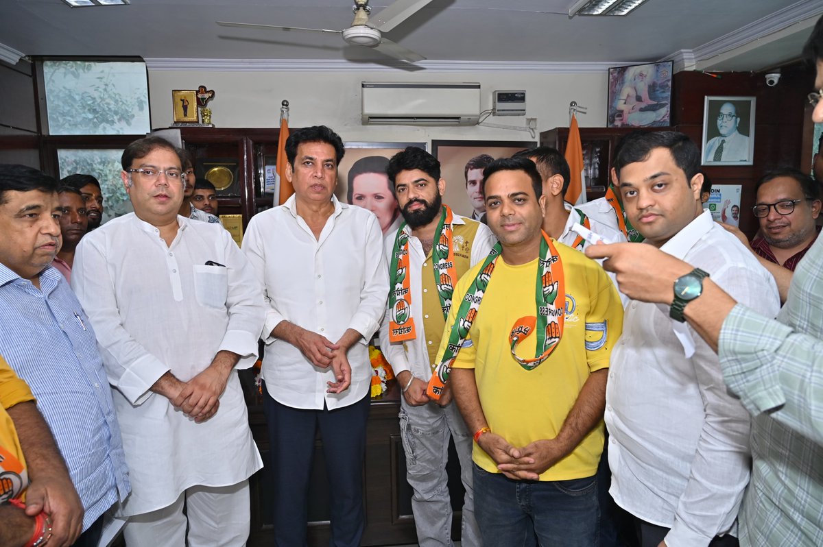 devendrayadvinc's tweet photo. कांग्रेस परिवार लगातार बढ़ रहा है और पार्टी की नीतियों में लोगों का विश्वास भी लगातार मजबूत हो रहा है।

आज @INCDelhi सह प्रभारी @danishabrar2016 जी, जिलाध्यक्ष @sidharthraoinc जी, पूर्व विधानसभा प्रत्याशी शिवांक सिंघल जी और कांग्रेस के वरिष्ठ नेतागणों की मौजूदगी में आदर्श नगर विधानसभा के संजय मनहास जी, रीना मनहास जी, राहुल मट्टू जी, मनोज शर्मा जी, जतिंदर कुमार जी, तरुण शर्मा जी, करण मेहता जी, राघव शर्मा जी, राजीव मेहता जी, दिनेश ढलवानी जी सहित कई साथियों को कांग्रेस की सदस्यता ग्रहण करवाई।

आप सभी का @INCIndia परिवार में हार्दिक स्वागत है। पूर्ण विश्वास है कि आप सभी कांग्रेस की विचारधारा और नीतियों को जन-जन तक पहुँचाने में महत्वपूर्ण भूमिका निभाएंगे और संगठन को और मजबूत करेंगे।