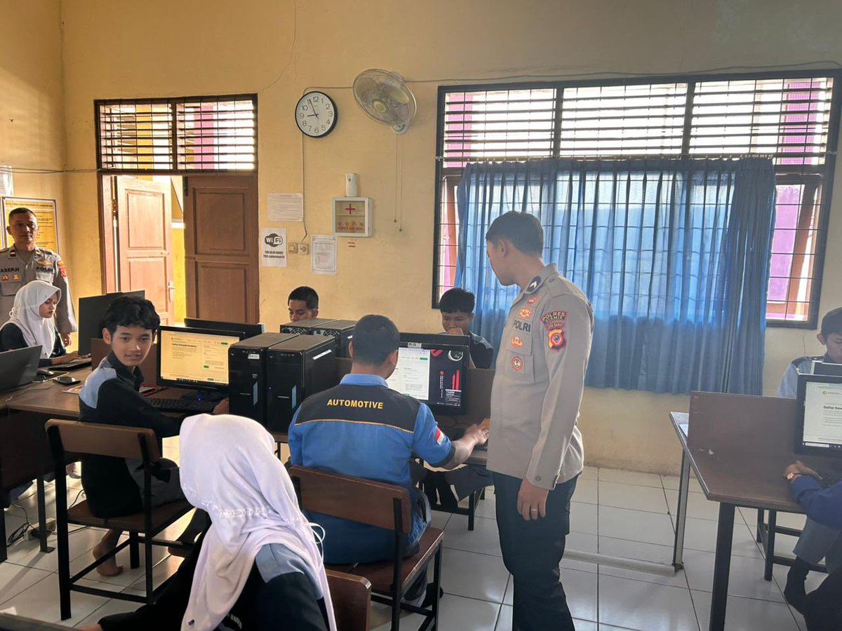 HumasResCms's tweet photo. Polres Ciamis Edukasi Pelajar tentang Pemanfaatan dan Bahaya AI, Dorong Generasi Muda Bijak di Era Digital https://t.co/kyUSQYGzpG
