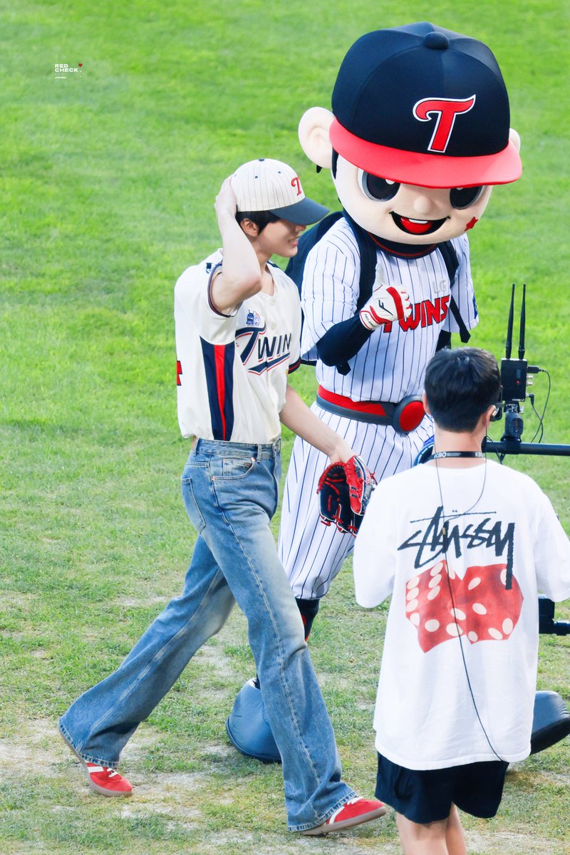 redcheckJS's tweet photo. 260904 LG트윈스 시구

#박지성 #JISUNG
#지성 #チソン #NCTDREAM 
#JISUNGxLGTwins https://t.co/BKlwXAQ4l2
