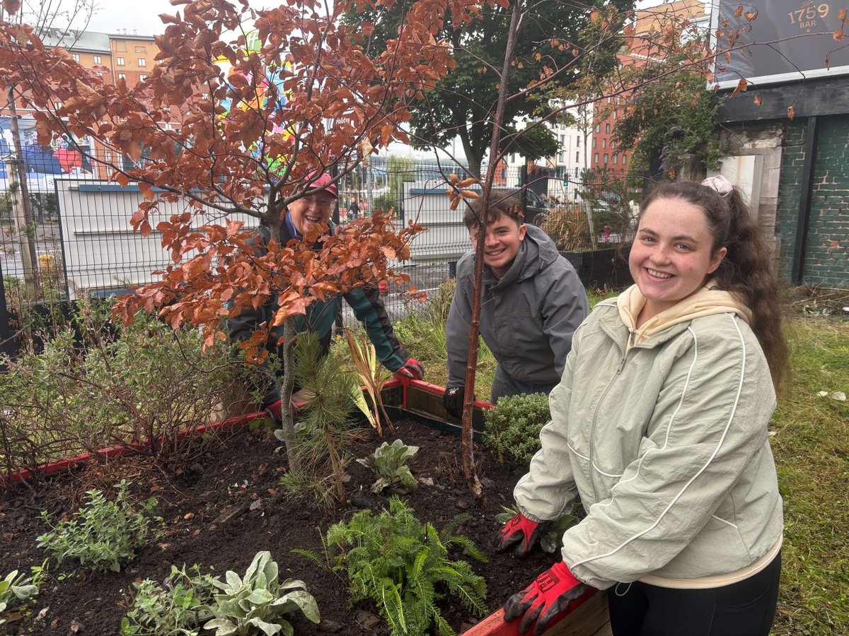 gohbelfast's tweet photo. Well done to all Grand Opera House staff who took part in volunteering events this week 🌱♻️

Colleagues from all departments rolled up their sleeves to support litter picking and gardening activities in areas near the Theatre.

Thanks to @LinenQuarterBID for facilitating. https://t.co/G1GqCXCrEJ