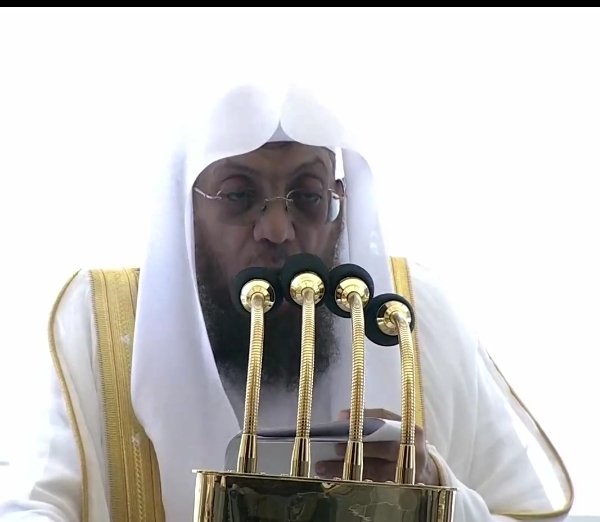 SaudiNewsFR's tweet photo. L'Imam et orateur de la mosquée sacrée de #Makkah 🕋, le Cheikh Dr Oussama Khayat durant le sermon de ce vendredi:

« La subsistance est un bienfait d'Allah, qui a fourni les moyens et les clés pour en ouvrir la porte. Avec la Foi et la piété, les bénédictions du ciel et les bienfaits de la terre s'ouvrent à nous. »