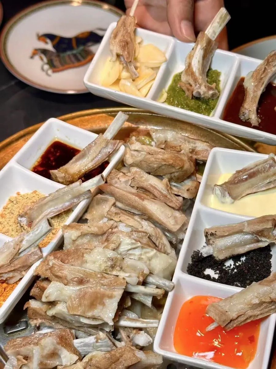 LL789456's tweet photo. 手把肉

内蒙古最具代表性的羊肉美食，直接用手抓着吃，肉质鲜嫩多汁，满口都是羊肉的清香，让人感受到草原人的豪爽。 https://t.co/TTkT8uZ4ir