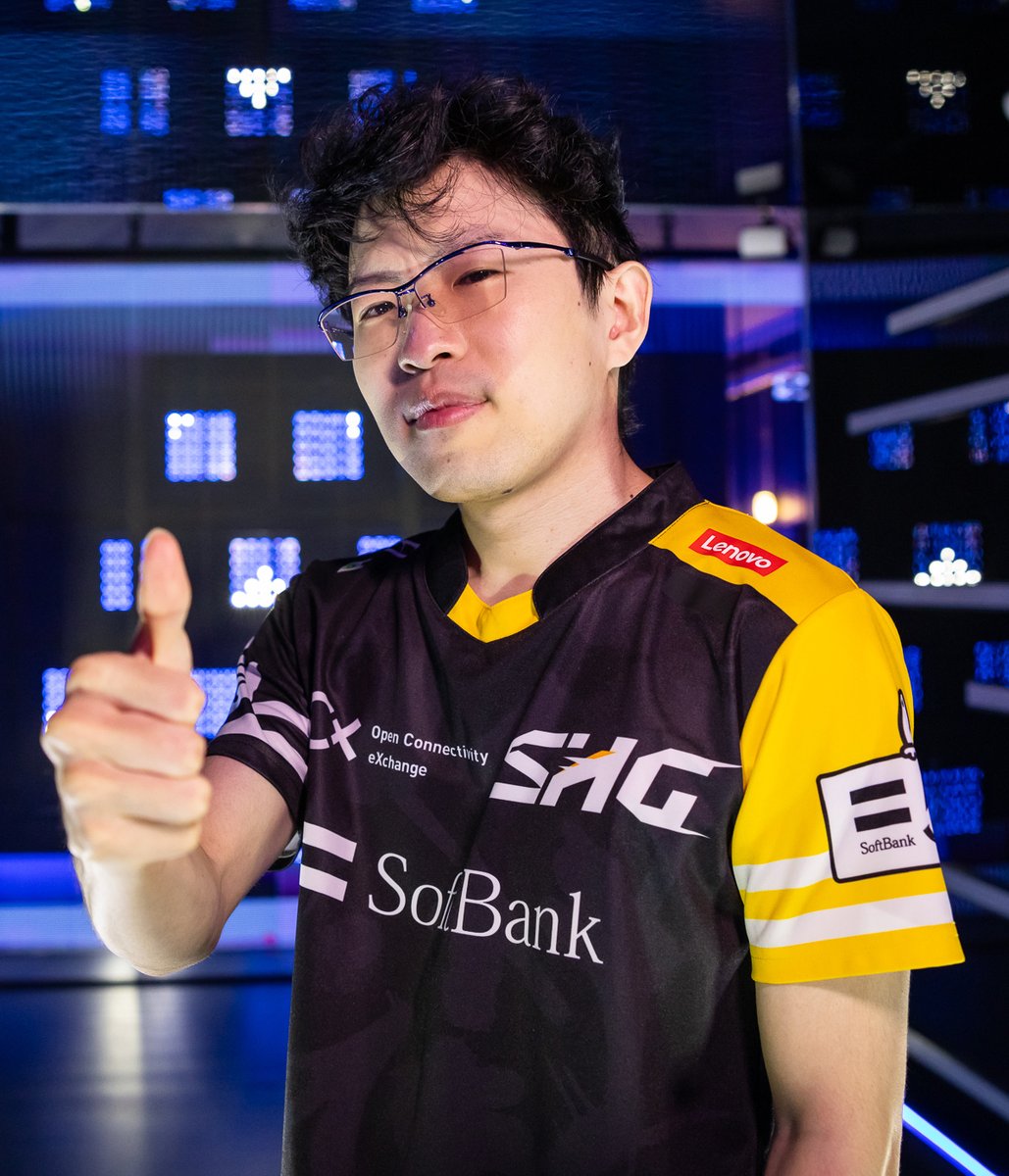 lolesports's tweet photo. Drop one last "👍" in the replies for the legend himself: https://t.co/6CyeSY19gO