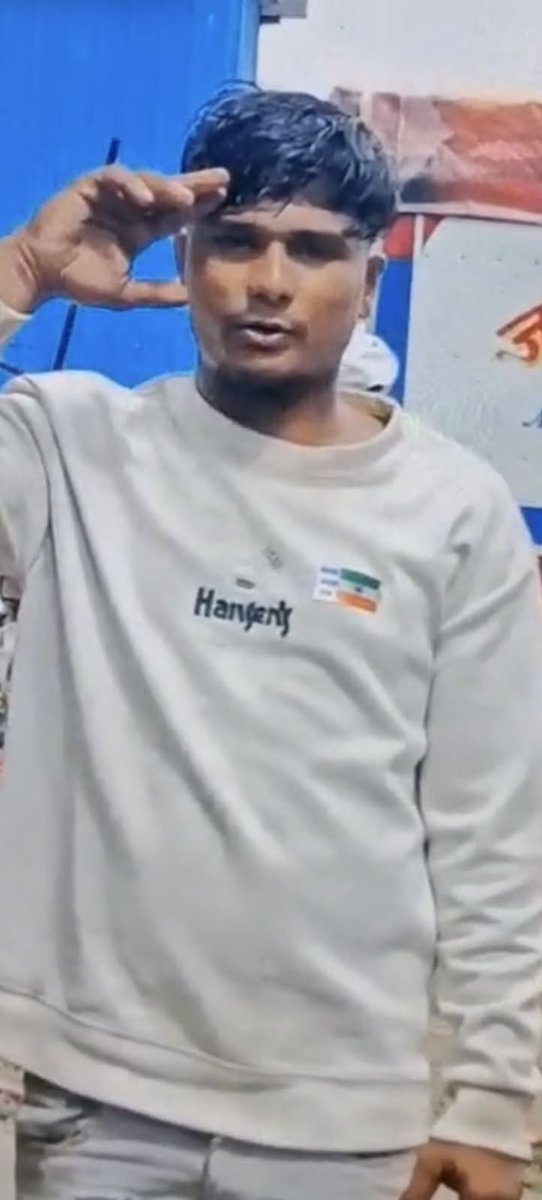 BajrangdalMarve's tweet photo. 🚨 **कांदिवली पश्चिम में गंभीर शिकायत — तत्काल पुलिस कार्रवाई की मांग!** 🚨

📍 **एकता नगर, गली नं. 9, कांदिवली पश्चिम, मुंबई – 400067**

स्थानीय निवासी **शोएब खुबुद्दीन खान** पर रहिवासियों द्वारा गंभीर आरोप लगाए जा रहे हैं—नशीले पदार्थों का सेवन/व्यवहार, महिलाओं से कथित छेड़छाड़, सार्वजनिक स्थान पर अश्लील हरकतें, लोगों को गालियां व धमकियां देना तथा कथित रूप से लोगों से पैसे छीनने और कॉलर पकड़कर डराने जैसी घटनाओं की शिकायत सामने आई है।

⚠️ यह स्थानीय नागरिकों, विशेषकर महिलाओं और बुजुर्गों की सुरक्षा स��� जुड़ा गंभीर मामला है।

🙏 **मुंबई पुलिस एवं कांदिवली पुलिस से निवेदन है कि मामले की निष्पक्ष एवं तत्काल जांच कर CCTV/प्रत्यक्षदर्शियों के बयान सहित सभी साक्ष्यों की जांच की जाए और आरोप सिद्ध होने पर कानून के अनुसार कड़ी कार्रवाई की जाए।**

किसी भी नागरिक को डर के माहौल में रहने के लिए मजबूर नहीं होना चाहिए।

@MumbaiPolice @CPMumbaiPolice @DGPMaharashtra
@kamlesh1802
@Yogeshsagar09
@PiyushGoyal
@TawdeRitu
@CMOMaharashtra
@KandivaliPS
@dcpzone11
#Kandivali #KandivaliWest #MumbaiPolice #EktaNagar #WomenSafety #LawAndOrder #Mumbai