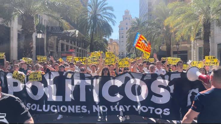 mareavcf's tweet photo. Algo está cambiando en Mestalla; la Curva vuelve a ser la Curva, y convoca una protesta contra Lim el domingo. Veremos que hace la Alcaldesa de Valencia  (y muchísimos valencianos, entre otros yo) que ha defendido con ardor a Ceuta. Aplausos por eso. Vendrá con su camiseta del Valencia CF a la manifestación?...Ahora toca tirar al invasor del Valencia CF: Peter Lim, que entró en el club con el consentimiento del Presidente del club; se ha hecho con el patrimonio deportivo y social con el consentimiento del Ayuntamiento, empresarios, peñas, pequeño accionistas, vecinos, ex jugadores, Monchitos mediáticos, … La Alcaldesa de Lim va a hacer algo?…. No creo. Y el resto de partidos?… no creo. El poder lo tenemos los valencianos y valencianistas. Hay que usarlo.
@valenciacf
@LibertadVCF
@mareavcf
@CN10_VLC