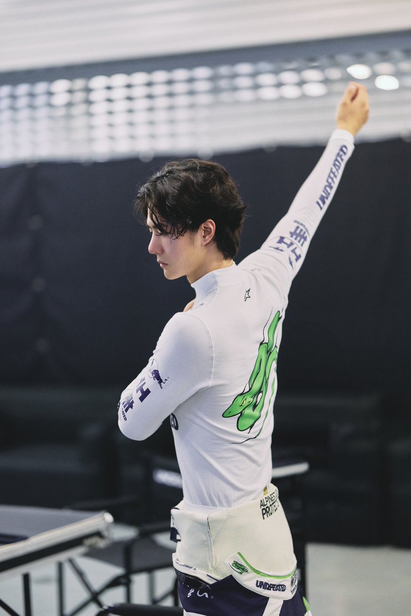 midori3740's tweet photo. 2026 CHINA GT  第四站
9/4上海🏎️🐍💚
「赛前试车DAY 1」

推しが美男子なことを再認識
濡れた前髪の感じがたまらなくいいよね🥴

一博、テストは思い通りの走りができたかな
明日からの試合もどうか安全に🙏
#王一博  #WangYibo
#85RACING 
©️YIBO-OFFICIAL
https://t.co/IOd7hLj4bT https://t.co/OoCf5KCAEX