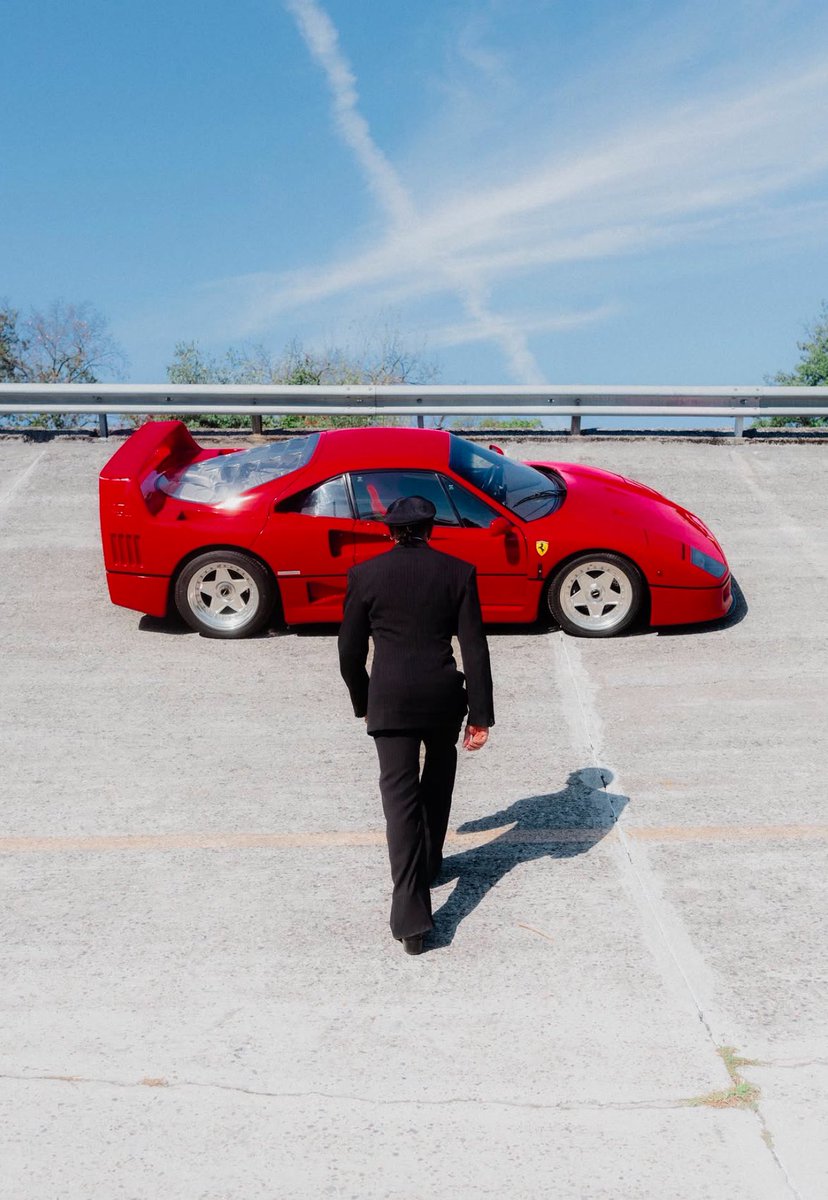 gaak_fr's tweet photo. 🚨LEWIS HAMILTON rend hommage à AKIRA en reproduisant la fameuse illustration avec la MOTO mais avec sa FERRARI ! 

Le GOAT de la F1 ! 🏎️ https://t.co/jHXKc9k4gb