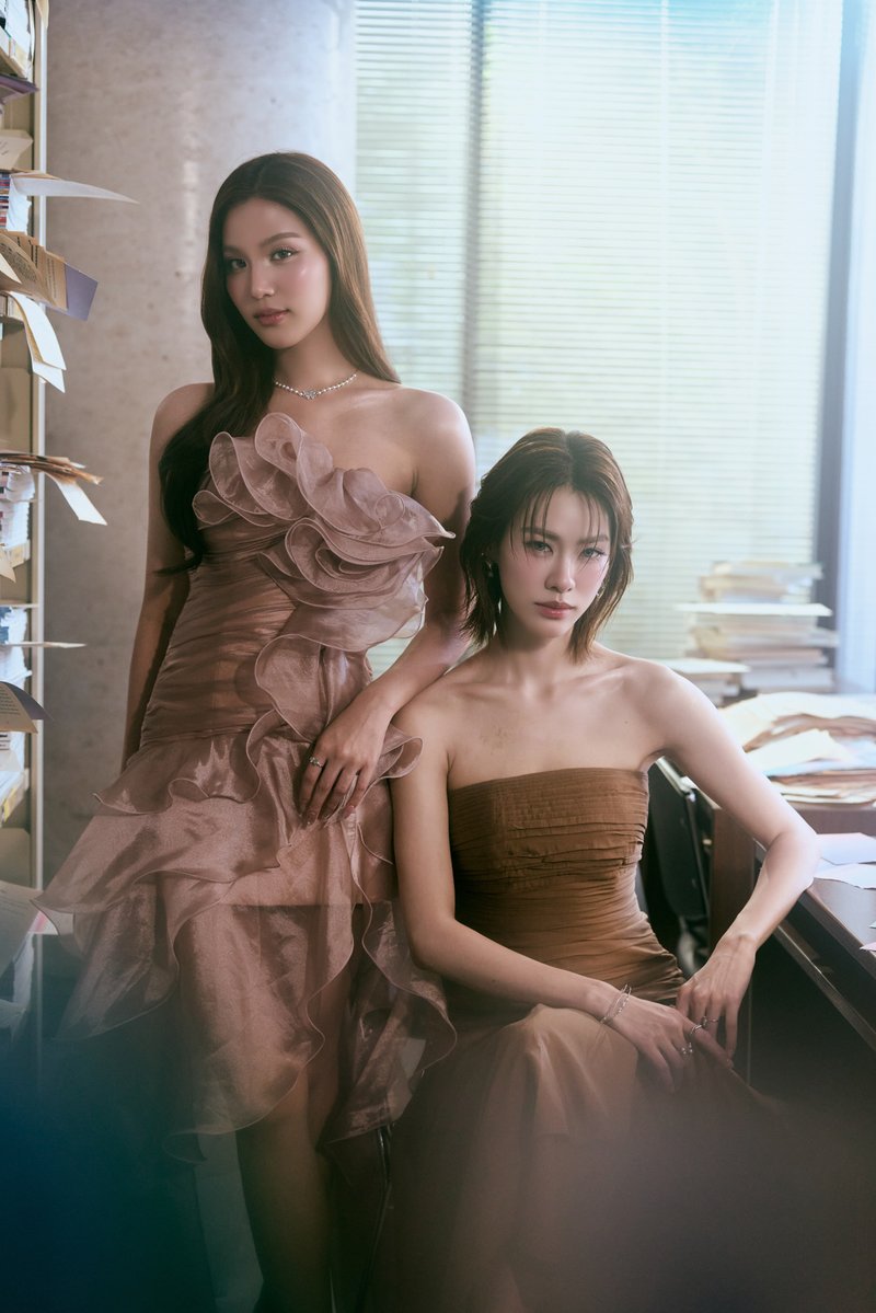 woopmag's tweet photo. “EMI THASORN” ปล่อยซิงเกิลเดี่ยวแรก
ส่งเพลงสุดเศร้าของคนที่ฝังใจกับรักเก่า “เพลงรักที่ยังไม่ลืม (Glitch)” พร้อมดึงคู่ดูโอ้ “BONNIE” รับบทนางเอก MV

#EmiThasornGlitchMV #emiamily #EMIBONNIE #EmiThasornGlitch #RISERMUSIC

เรียกว่าทยอยปล่อยผลงานเพลงออกมาให้แฟนๆ  ได้ฟังกันอย่างต่อเนื่อง  สำหรับศิลปิน

สาวความสามารถรอบด้าน “EMI THASORN” (เอมี่ ทสร กลิ่นเนียม) ล่าสุดปล่อยเพลงเศร้าแนว Pop Ballad  “เพลงรักที่ยังไม่ลืม (Glitch)” ที่ถ่ายทอดอารมณ์ของคนที่ยึดติดอดีต ตามหากระดาษแผ่นสุดท้ายของหนังสือเล่มเก่า  ซึ่งซิงเกิลนี้ถือว่าเป็นเพลงเดี่ยวเพลงแรก ในฐานะศิลปินดูโอ้ “EMIBONNIE” จาก “RISER MUSIC” พร้อมได้ “BONNIE” (บอนนี่ ภัทราภัสร์ โบรัชตะสุวรรณ์)  มาเป็นนางเอก MV ให้ด้วย

สำหรับเบื้องหลังการทำงาน “EMI” เล่าว่า “สำหรับ “เพลงรักที่ยังไม่ลืม(Glitch)” เป็นซิงเกิลเดี่ยวเพลงแรกของมี่ในฐานะศิลปินดูโอ้ ของ “RISER MUSIC” ค่ะ เนื้อหาเศร้าแนว Pop Ballad ที่มีการสื่อสารที่เข้าใจง่าย เล่าถึงคนที่ยังคงตามหาคำตอบตอนจบในความสัมพันธ์ครั้งเก่า ที่ต่อให้อยากลืมแต่ทุกท่วงทำนองก็ยังฝังใจ ซึ่งเป็นความรู้สึกที่น่าจะเคยเกิดขึ้นกับหลายๆ คน เพลงนี้เลยเหมือนเป็นตัวแทนของ “คนที่ยังลืมคนเก่าไม่ได้” และ “คนที่ยังไม่กล้าเริ่มต้นใหม่”  ซึ่งเป็นเพลงที่มีกราฟอารมณ์เปลี่ยนแปลงไปในแต่ละท่อน รู้สึกทำให้ได้ใช้ช่องเสียงที่หลากหลาย ตั้งแต่เริ่มเล่าเรื่องไปจนถึงตอนจบ เป็นเพลงเศร้าอีกโหมดที่ฟังแล้วรู้สึกว่าชอบมากๆ ค่ะ สำหรับ MV จะเล่าถึงการตามหาหน้าสุดท้ายของหนังสือเล่มเก่าที่ขาดหายไป ที่เหมือนกับ “บทสรุป” ของความสัมพันธ์ ที่ท้ายที่สุดค้นพบว่าการไม่มีคำตอบ คือคำตอบที่ชัดเจนที่สุด ซึ่ง MV ก็ได้ “BONNIE” มาเล่นด้วย ที่เปรียบเหมือนกระดาษเปล่าแผ่นสุดท้ายที่เข้ามาเพื่อมอบ “อิสระ” ให้กับเราค่ะ ซึ่งเพลงนี้เป็นเพลงในซีรีส์ “เงาใต้พระจันทร์ Moonshadow” เหมือนกับซิงเกิลที่แล้วด้วยเหมือนกัน เลยรู้สึกว่าการที่มี “BONNIE” มาเป็นนางเอก MV ค่อนข้างให้ความรู้สึกที่ตรงกับเนื้อหาของเพลงนี้มากๆ ค่ะ ตอนนี้ทั้งเพลงและ MV ก็ปล่อยออกมาเป็นที่เรียบร้อยแล้ว  หวังว่าทุกคนจะชอบเพลงนี้นะคะ”

Music Video https://t.co/86gjwAEkPr

สามารถรับชมมิวสิควีดิโอเพลง “เพลงรักที่ยังไม่ลืม (Glitch)” ของ “EMI THASORN” ได้ที่ YouTube: RISER MUSIC และรับฟังผ่าน Music Streaming ทุกแพลตฟอร์ม และติดตามข่าวสารได้ที่ Facebook, Instagram, X, TikTok ของ RISER MUSIC