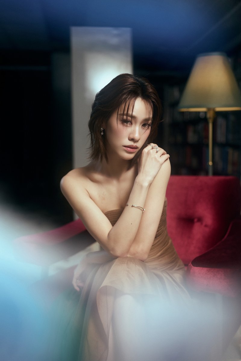 woopmag's tweet photo. “EMI THASORN” ปล่อยซิงเกิลเดี่ยวแรก
ส่งเพลงสุดเศร้าของคนที่ฝังใจกับรักเก่า “เพลงรักที่ยังไม่ลืม (Glitch)” พร้อมดึงคู่ดูโอ้ “BONNIE” รับบทนางเอก MV

#EmiThasornGlitchMV #emiamily #EMIBONNIE #EmiThasornGlitch #RISERMUSIC

เรียกว่าทยอยปล่อยผลงานเพลงออกมาให้แฟนๆ  ได้ฟังกันอย่างต่อเนื่อง  สำหรับศิลปิน

สาวความสามารถรอบด้าน “EMI THASORN” (เอมี่ ทสร กลิ่นเนียม) ล่าสุดปล่อยเพลงเศร้าแนว Pop Ballad  “เพลงรักที่ยังไม่ลืม (Glitch)” ที่ถ่ายทอดอารมณ์ของคนที่ยึดติดอดีต ตามหากระดาษแผ่นสุดท้ายของหนังสือเล่มเก่า  ซึ่งซิงเกิลนี้ถือว่าเป็นเพลงเดี่ยวเพลงแรก ในฐานะศิลปินดูโอ้ “EMIBONNIE” จาก “RISER MUSIC” พร้อมได้ “BONNIE” (บอนนี่ ภัทราภัสร์ โบรัชตะสุวรรณ์)  มาเป็นนางเอก MV ให้ด้วย

สำหรับเบื้องหลังการทำงาน “EMI” เล่าว่า “สำหรับ “เพลงรักที่ยังไม่ลืม(Glitch)” เป็นซิงเกิลเดี่ยวเพลงแรกของมี่ในฐานะศิลปินดูโอ้ ของ “RISER MUSIC” ค่ะ เนื้อหาเศร้าแนว Pop Ballad ที่มีการสื่อสารที่เข้าใจง่าย เล่าถึงคนที่ยังคงตามหาคำตอบตอนจบในความสัมพันธ์ครั้งเก่า ที่ต่อให้อยากลืมแต่ทุกท่วงทำนองก็ยังฝังใจ ซึ่งเป็นความรู้สึกที่น่าจะเคยเกิดขึ้นกับหลายๆ คน เพลงนี้เลยเหมือนเป็นตัวแทนของ “คนที่ยังลืมคนเก่าไม่ได้” และ “คนที่ยังไม่กล้าเริ่มต้นใหม่”  ซึ่งเป็นเพลงที่มีกราฟอารมณ์เปลี่ยนแปลงไปในแต่ละท่อน รู้สึกทำให้ได้ใช้ช่องเสียงที่หลากหลาย ตั้งแต่เริ่มเล่าเรื่องไปจนถึงตอนจบ เป็นเพลงเศร้าอีกโหมดที่ฟังแล้วรู้สึกว่าชอบมากๆ ค่ะ สำหรับ MV จะเล่าถึงการตามหาหน้าสุดท้ายของหนังสือเล่มเก่าที่ขาดหายไป ที่เหมือนกับ “บทสรุป” ของความสัมพันธ์ ที่ท้ายที่สุดค้นพบว่าการไม่มีคำตอบ คือคำตอบที่ชัดเจนที่สุด ซึ่ง MV ก็ได้ “BONNIE” มาเล่นด้วย ที่เปรียบเหมือนกระดาษเปล่าแผ่นสุดท้ายที่เข้ามาเพื่อมอบ “อิสระ” ให้กับเราค่ะ ซึ่งเพลงนี้เป็นเพลงในซีรีส์ “เงาใต้พระจันทร์ Moonshadow” เหมือนกับซิงเกิลที่แล้วด้วยเหมือนกัน เลยรู้สึกว่าการที่มี “BONNIE” มาเป็นนางเอก MV ค่อนข้างให้ความรู้สึกที่ตรงกับเนื้อหาของเพลงนี้มากๆ ค่ะ ตอนนี้ทั้งเพลงและ MV ก็ปล่อยออกมาเป็นที่เรียบร้อยแล้ว  หวังว่าทุกคนจะชอบเพลงนี้นะคะ”

Music Video https://t.co/86gjwAEkPr

สามารถรับชมมิวสิควีดิโอเพลง “เพลงรักที่ยังไม่ลืม (Glitch)” ของ “EMI THASORN” ได้ที่ YouTube: RISER MUSIC และรับฟังผ่าน Music Streaming ทุกแพลตฟอร์ม และติดตามข่าวสารได้ที่ Facebook, Instagram, X, TikTok ของ RISER MUSIC