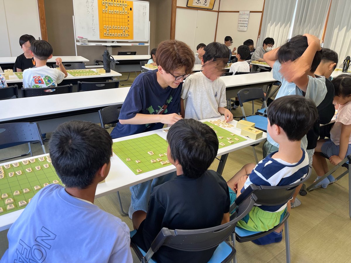 esora24's tweet photo. 先日行われた、石心の佃さん主催の米泉公民館の将棋教室に、吉原（2）、番井（M1）が講師として参加してきました。
教室は大盛り上がりで、小学生の子供たちに将棋の面白さを伝えることができました！ https://t.co/umVQUPVqcz