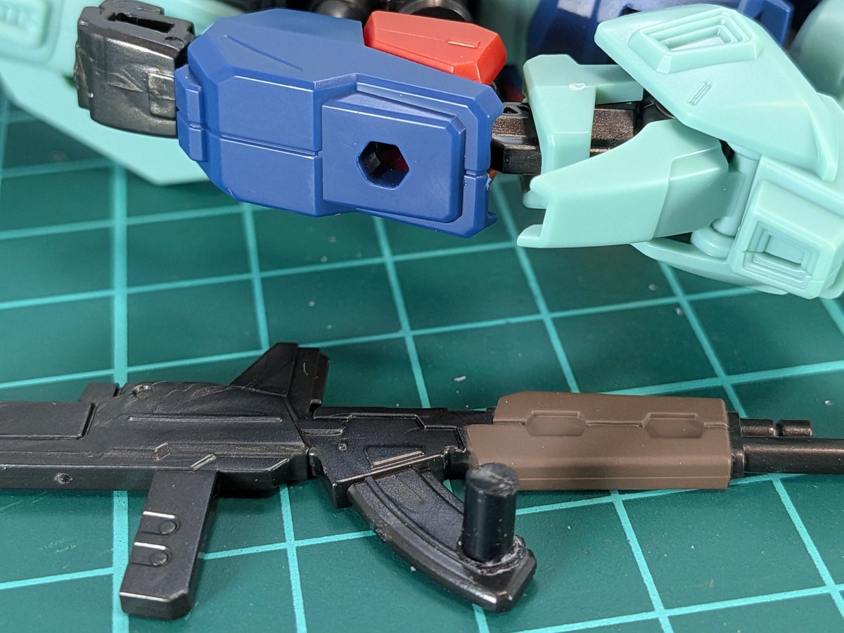 Tenner_ZERO's tweet photo. 改造    (2/3)
腰部とライフル

ビームガンと腕はMGやバトオペではなく、閃ハサとロボット魂を参考にしました。

ランナーから切り出した板と軸を画像のようにすることでビームガンは腕に干渉せずに設置できます。
ライフルはマガジンのところにランナーの軸を接着したので腕に取り付け可能です。 https://t.co/QD4rdblNsH