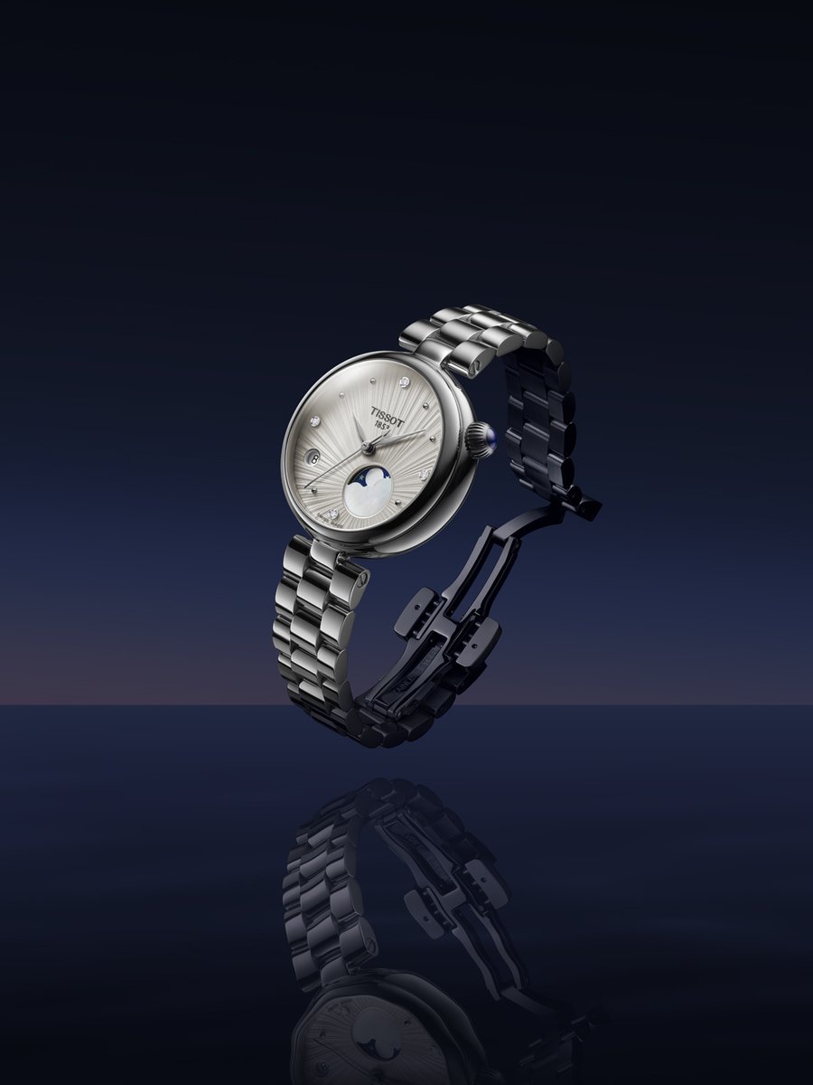 MinutaCZ's tweet photo. Dnešní dress code? Měsíční světlo. 

Tissot Désir Moonphase přináší na zápěstí kousek noční oblohy — jemnou eleganci, měsíční fázi a detail, který vynikne právě ve chvílích, kdy se den mění v noc.

Pro večery, které mají atmosféru.
Pro okamžiky, na které se nezapomíná.

Kde se vám noční obloha vybavila naposledy jako opravdu nezapomenutelná?

Tissot Désir Moonphase