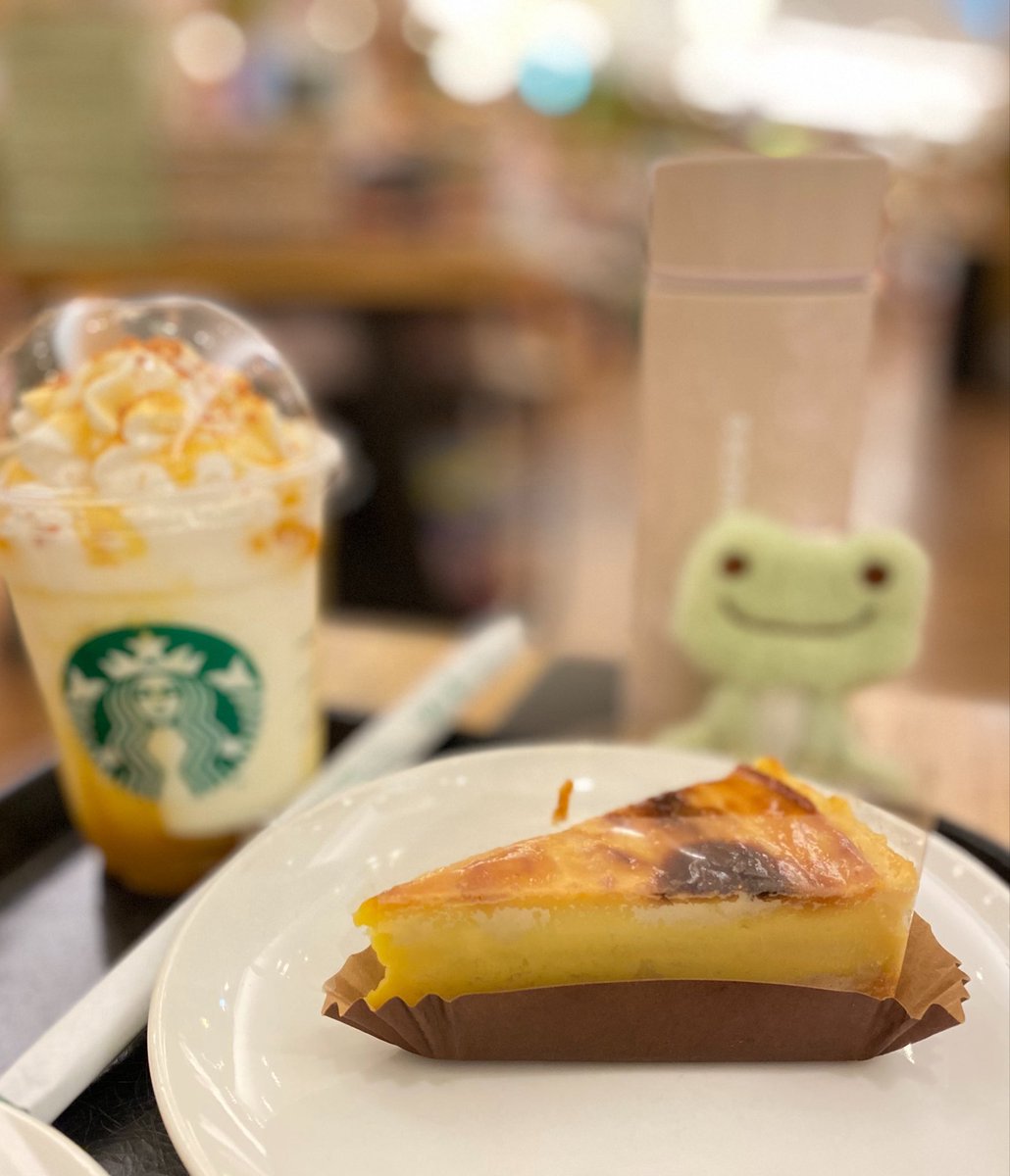 kapi111812's tweet photo. スタバの新作、さつま芋のケーキ食べたよ！めちゃ美味し😋😋
おばさんはさつま芋のフラペチーノ👍 https://t.co/5YRoYjoJ66