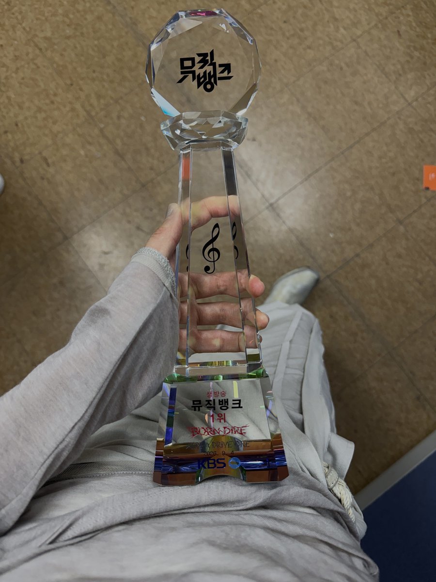ALD1_official's tweet photo. 아직까지도 정말 믿기지 않는데요… 엄청난 선배님들 사이에서 우리 앨리즈가 만들어준 소중한 1위, 이 순간 절대 잊을 수 없을 거예요.
내 천사 앨리즈.. 진짜 사랑해요 고마워요😌
힘내서 자신감 가지고 나아가라는 앨리즈의 뜻인 것도 있겠지요.. 아까는 너무 벙쪄서 아무 말도 하지 못했는데 앞으로도 앨리즈와의 이런 믿기지 않는 순간으로 가득 채울 수 있게 우리가 더 성장하고 좋은 아티스트의 길로 향할게요. 우리가 남길 이야기 속에 계속 있어줘요. 정말 사랑합니다❤️‍🩹

#ALPHADRIVEONE #ALD1
#알파드라이브원
#SANGWON #상원