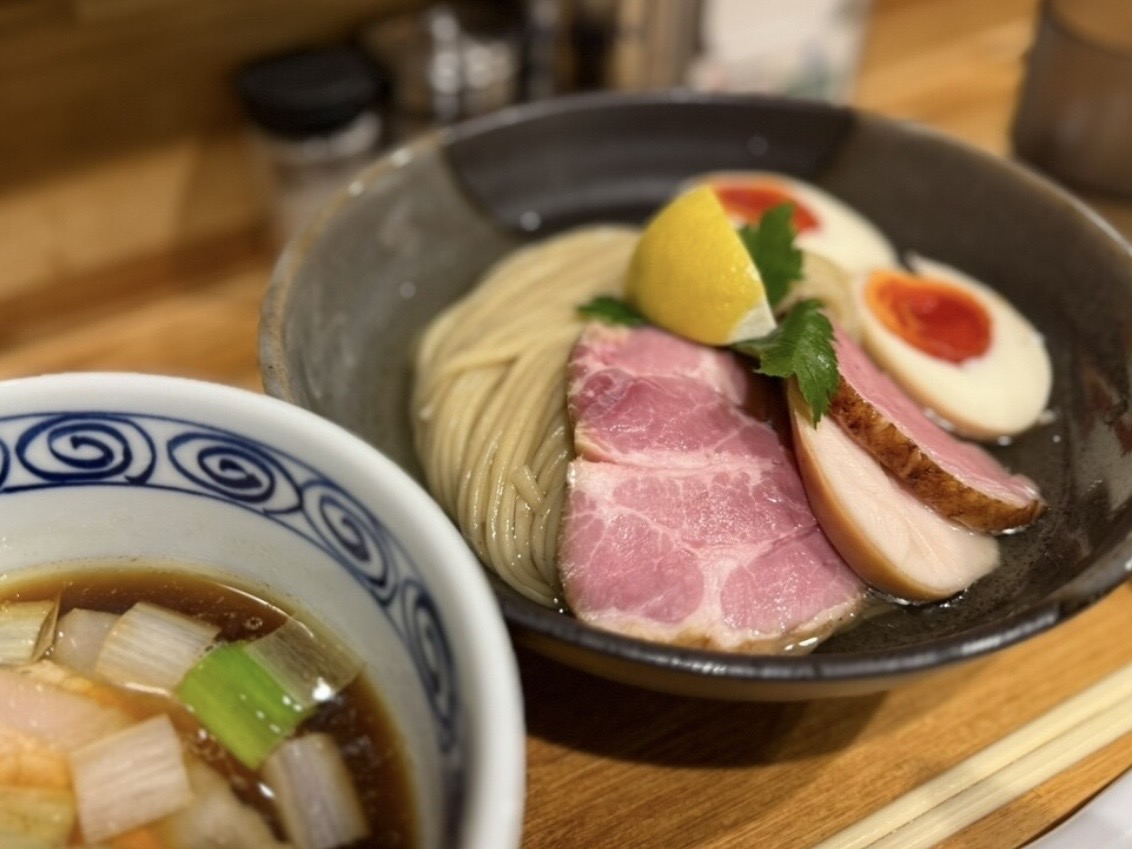 SameThereJP's tweet photo. Ramen Pick #004 🍜

Hachan Ramen
Daimon, Tokyo

Order: Special kombu-water tsukemen (soy sauce)

Kombu-water tsukemen has become increasingly common in recent years, but this is still one of the best I’ve had.

The noodles come in slightly thick, umami-rich kombu water, with a separate broth for dipping.

The elegant soy sauce dipping broth is fragrant with duck and rich in umami, paired with springy, medium-thick straight noodles.

Starting with the noodles on their own, then playing around with salt, lemon, and shichimi—that’s part of the fun.