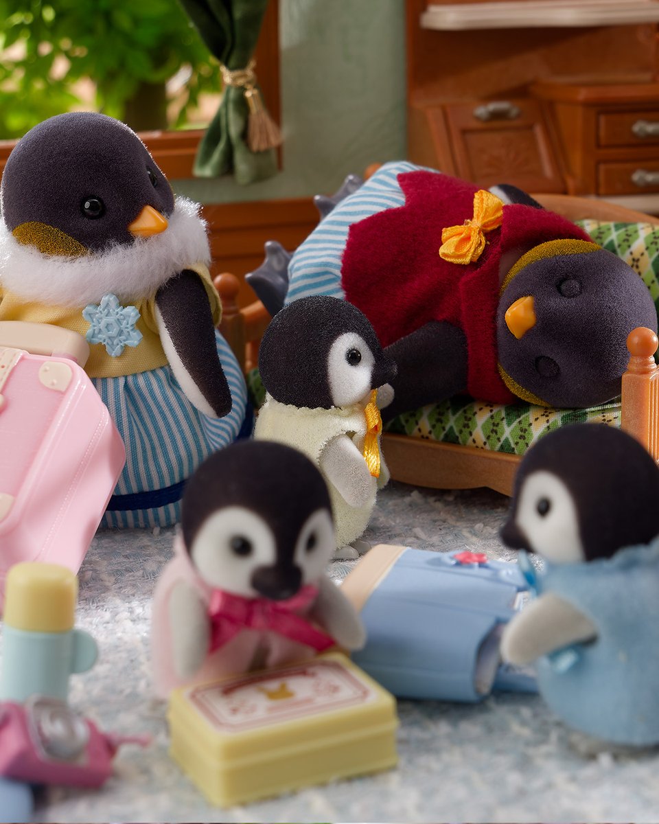 SylvanianJP's tweet photo. 「おとうさん！おかたづけするよ！」
「う～んねむいよぉ…あとでやるよ～…」

お出かけから帰ってきて、お片付け中のペンギンのワドル一家✨

お父さんのオッジーは眠くてたまらないみたい💤

オッジーのお片付けは、もうちょっとかかりそうですね♪

#シルバニアファミリー #シルバニア
#おでかけ #お片付け #シルバニア赤ちゃん