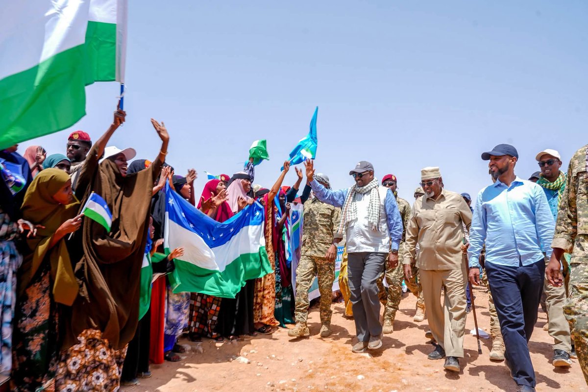 Plstatehouse's tweet photo. Madaxweynaha Dowladda #Puntland Mudane  @HESaidADeni ayaa maanta siwayn loogu soo dhoweeyay deegaanka Kob-dhexaad ee degmada #Ufeyn ee gobolka Bari. https://t.co/H8raZcEOlt