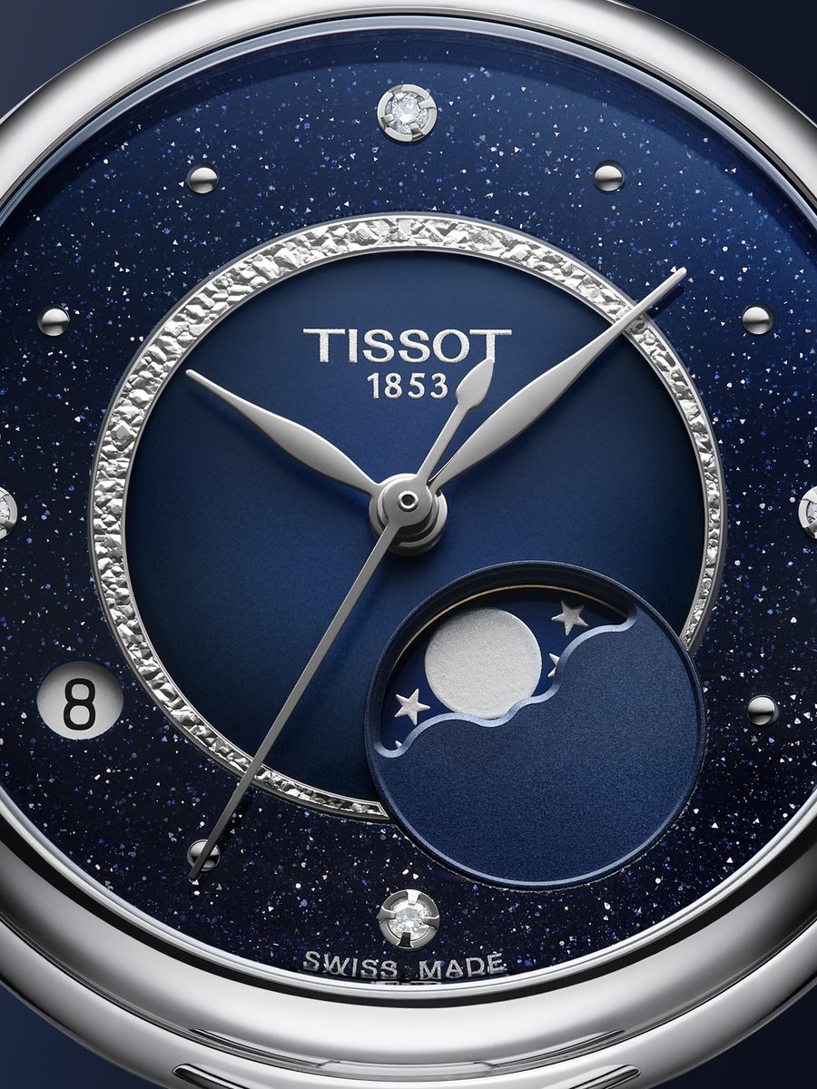 MinutaCZ's tweet photo. Na pozorování Měsíce tentokrát dalekohled nepotřebujete. 

Tissot Désir Moonphase drží jeho proměny stále na očích – na tmavě modrém ciferníku se čtyřmi diamantovými indexy. Jemný šperk, který neztrácí pojem o čase. https://t.co/SEElrqKGtC
