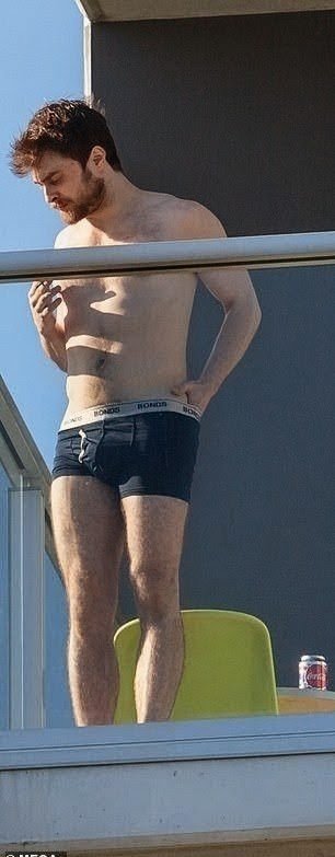 DramaQueenntv's tweet photo. Daniel Radcliffe looking very different from the boy we remember.
Daniel Radcliffe has definitely left Hogwarts behind https://t.co/krKYihv6RL