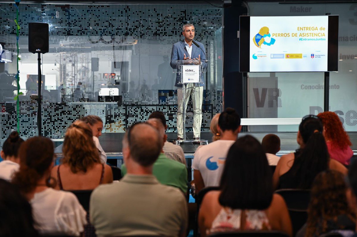 VicepresiCan's tweet photo. El vicepresidente del Gobierno de Canarias y consejero de Economía, Industria, Comercio y Autónomos, @MDominguez_Glez participó en la entrega de uno de los siete perros de asistencia de Terapican (+) https://t.co/RKSjjbRStW