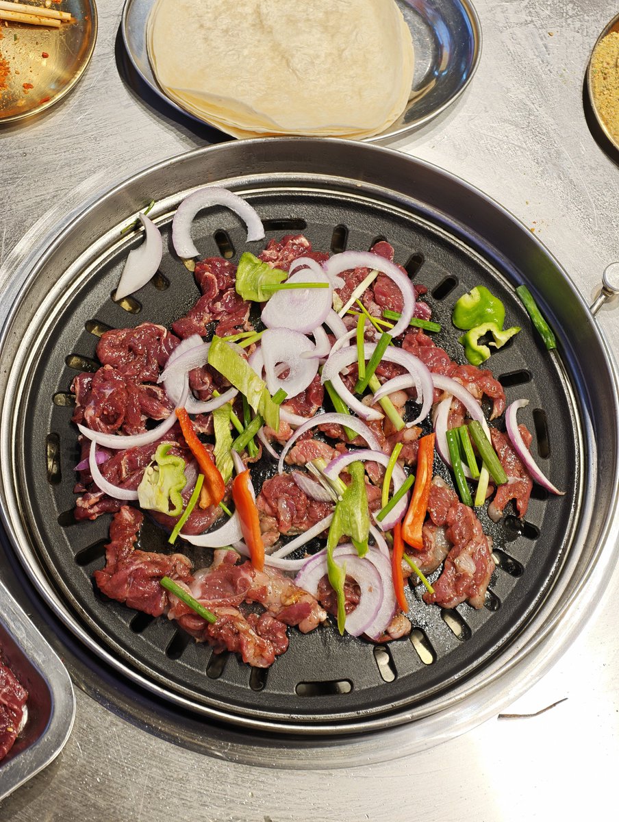 Lawrence026's tweet photo. こんばんは🌙
私が作った焼き肉、食べてみませんか！😋

#こんばんは #手作りご飯 #焼き肉 #食べ物日記 #夕食タイム #日常の楽しみ https://t.co/ejTAFQptj6