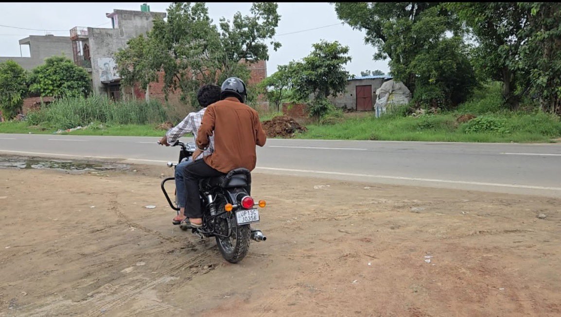 BlewMedia_in's tweet photo. #BREAKING | Swatantra Bhardwaj is running like a dog from Naithla to Khurja (near Noida International Airport)

Delhi police has reached Bulandsheher and investigating the AN1 reporter who last saw him. https://t.co/GeGIooq6nS