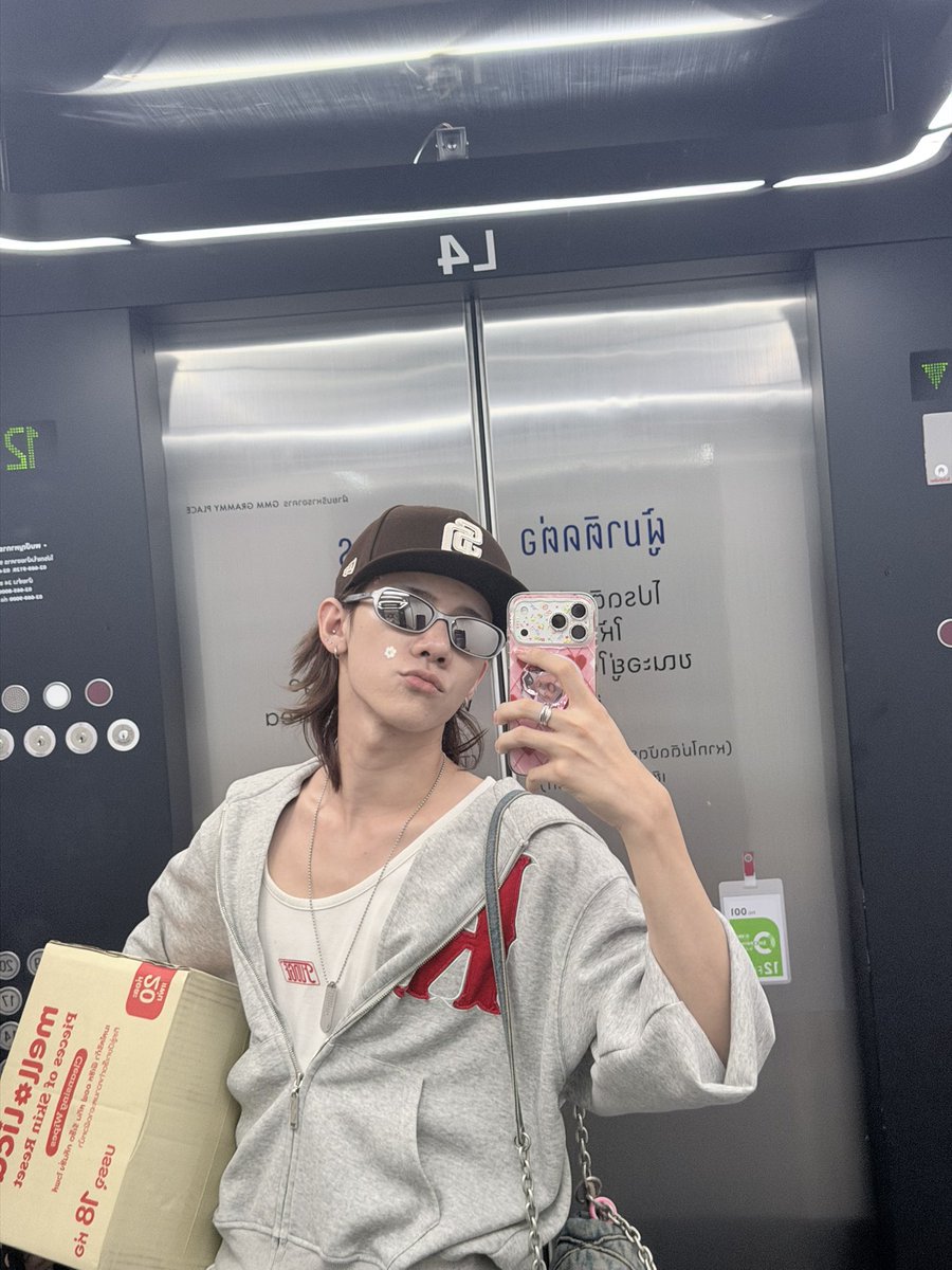whoispluggy's tweet photo. หล่อว่ะเฮ้ย https://t.co/e5APDpx5Cs