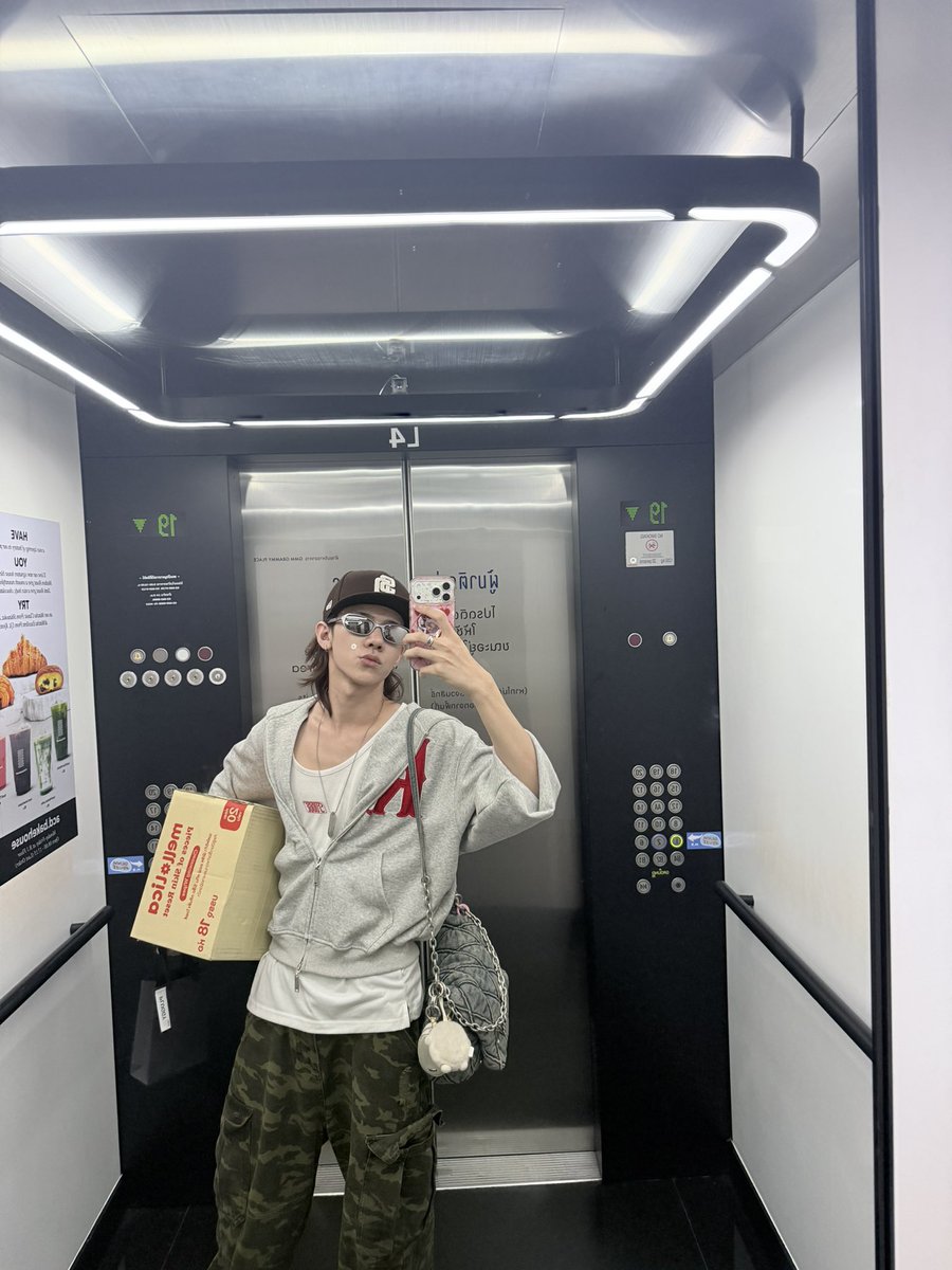 whoispluggy's tweet photo. หล่อว่ะเฮ้ย https://t.co/e5APDpx5Cs