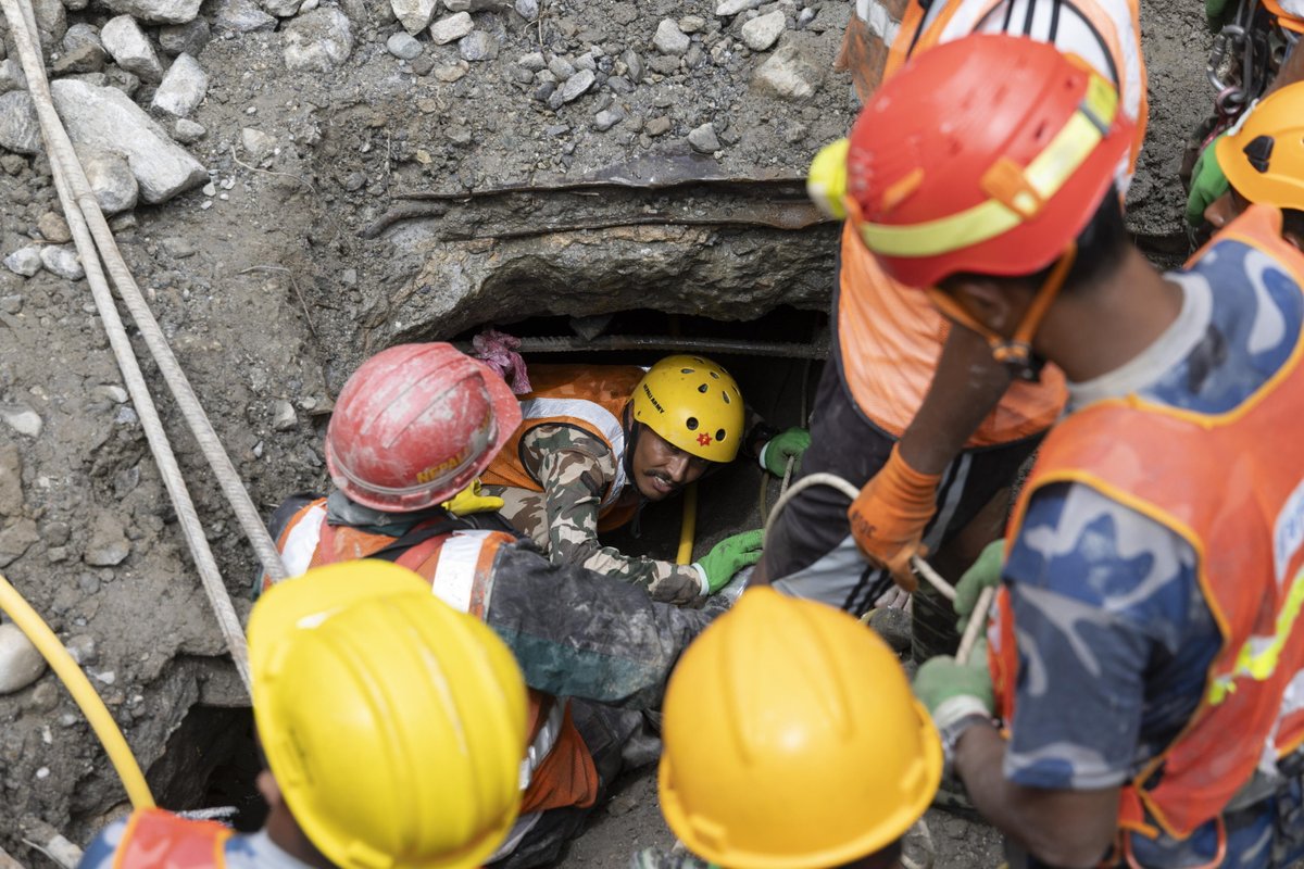 Agenzia_Ansa's tweet photo. Le spettacolari immagini dei soccorsi ai due operai estratti vivi dal tunnel in Nepal, nove giorni dopo l'alluvione #ANSA
https://t.co/cbL544OZcG https://t.co/ctq414lAoM