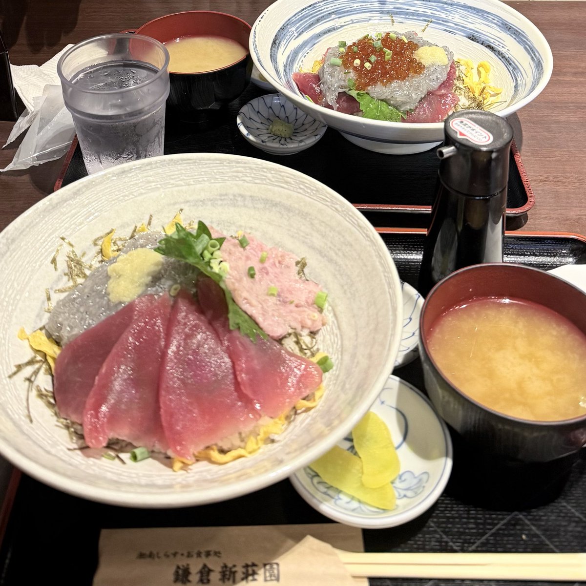 Riku_LbO's tweet photo. 昨日は鎌倉へプチ観光へ行ってきました✨
そこで初めて生牡蠣と生しらすを食べたのですが、いままで食わず嫌いしてたのを後悔したくらいに美味しかったです！
今年は夏らしいことしてなかったので、最後に材木座海岸へ行ったのですがあいにくの悪天候かつ、海の家は閉まってました、、、 https://t.co/mYrW79sO6J