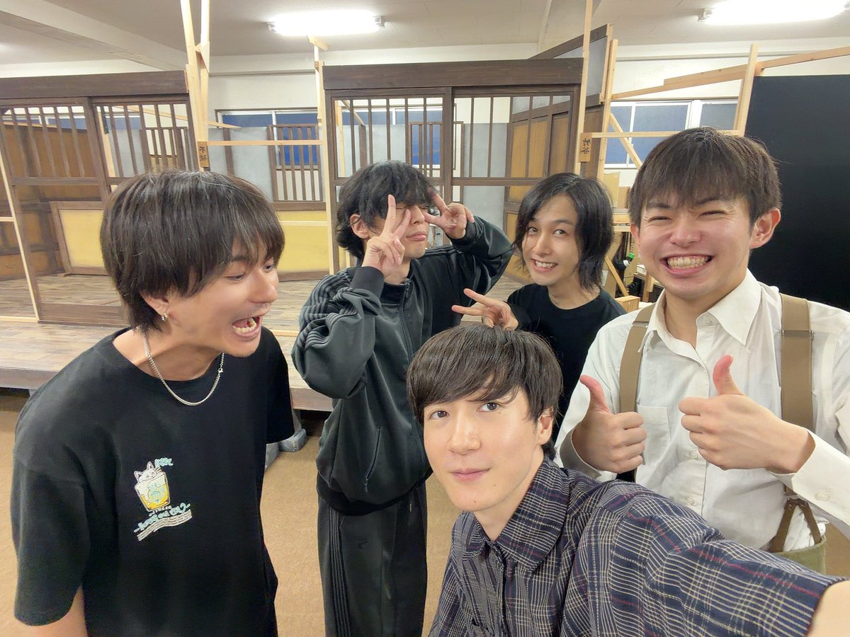 SYOGOYOSHIDAda's tweet photo. 長屋物語再演
稽古合流しました！
懐かしさと、当たり前のようにセットが稽古場にそびえていました。
じっくりと長屋に寄り添っていきます。
安心する4人との写真。 https://t.co/luojN4Xyvy