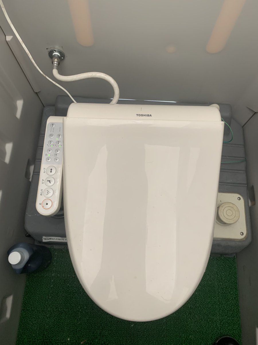spds3s79's tweet photo. 昨日の現場で簡易トイレ借りたら、ウォシュレット式だった！
最新式だったよ
簡易トイレは大体和式が支流で多いけど、稀に洋式があるけど、まさかウォシュレット式があるなんてびっくりだよ😱 https://t.co/4MKMVcWxRQ