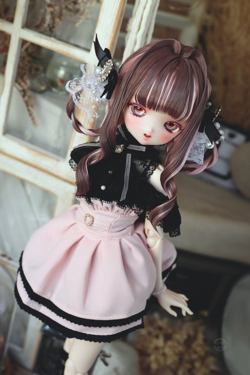 nasu_shop's tweet photo. 10月開催予定の「Taiwan DD ONLY」にて出品予定の、完成品DDH-27ヘッドです✨
今回はとても嬉しいことに、友人の@smac19ansさんからお声がけいただき、一緒に合同出展・販売をさせていただくことになりました！
お話をいただいた時からワクワクが止まらなかったのですが、企画が決まってからは、勢いそのままに27番ちゃんのデザインを一気に仕上げました💕
ウィッグは、完成したヘッドを見て友人がイメージを膨らませてくださり、アイデアをいただきながら制作してくださいました！！
そして、最終的な仕上がりがこちら！！ もう本当に感動です……！！🥹💕
ヘッドのデザインもとても可愛く、27番ちゃんの雰囲気にもぴったりで、本当に嬉しいです✨ 素敵なご提案とご縁をいただけたこと、とても嬉しく、そして光栄に思っています！
ウィッグもイベントにて一緒に販売予定です💇🏼‍♀️✨ 販売についての詳細は、後日改めてお知らせいたします🥰
これからも、もっともっと素敵な作品を作っていけるよう頑張りますので、どうぞよろしくお願いいたします✨
いつも作品を見てくださる皆さま、そして応援してくださる皆さま、本当にありがとうございます～！！🙇🏻‍♀️💕
💇🏼‍♀️：@smac19ans 👀：@blackadmonish
#ナスっ子 #MDDはいいぞ
