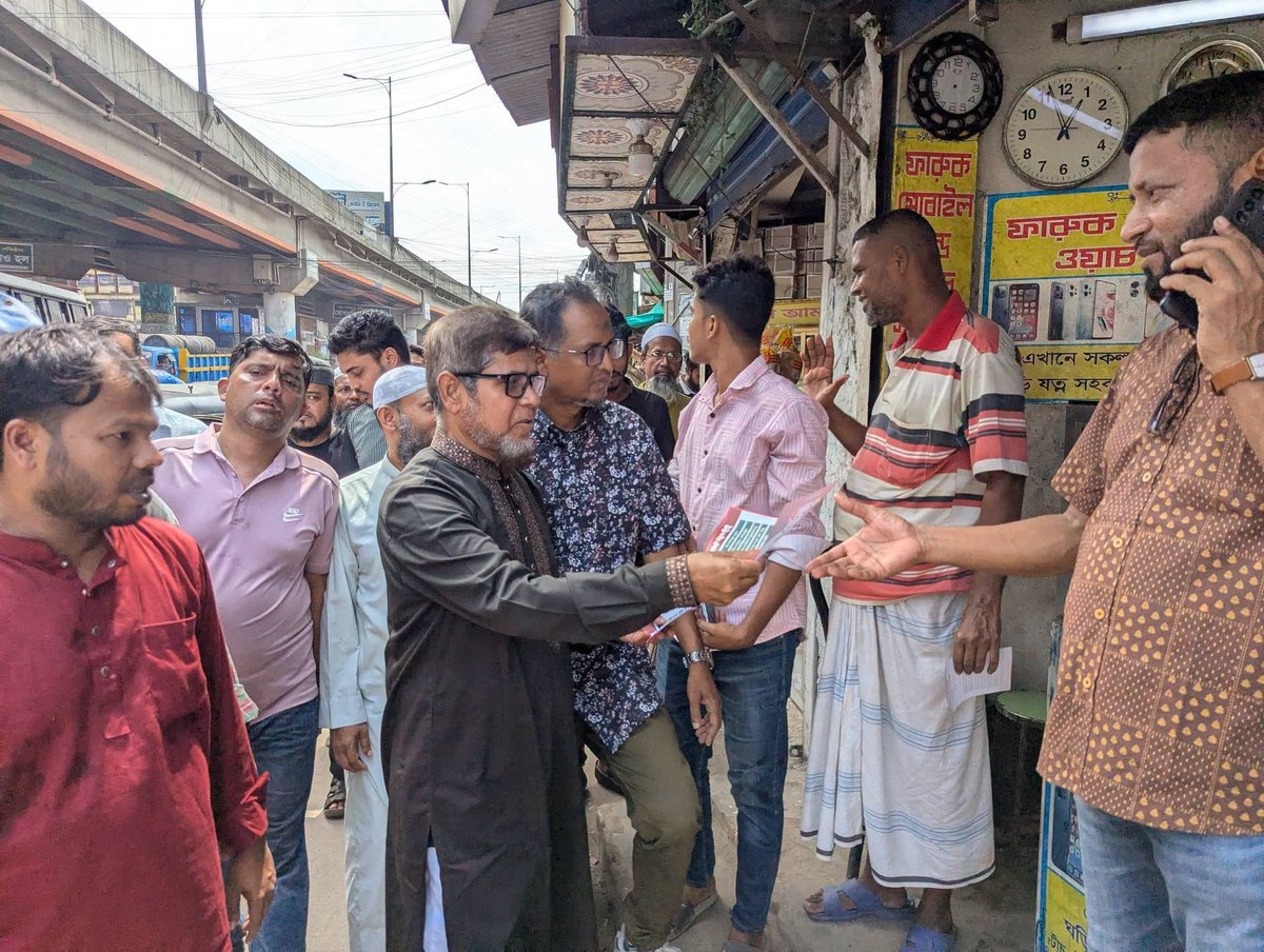 BJI_DCS's tweet photo. Leaflet distribution was held in Jurain to mobilize people for the 11-party alliance’s Dhaka–Chattogram Long March and its six-point demands, led by the Dhaka-4 MP.
#DhakaToChattogram #LongMarch5Sept https://t.co/bCE2vsVji5