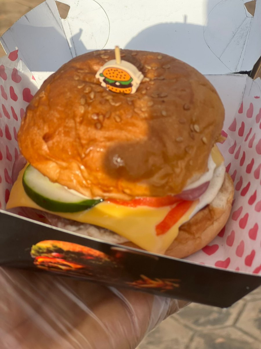TOTBURGER's tweet photo. Please 🙏 if you are in Akure and you like beef burger ,I make the best in the city 
It’s affordable and delicious https://t.co/OWiJ5rIemN