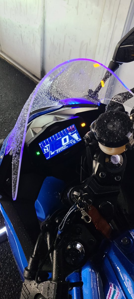 LIB_riders's tweet photo. ジクサーのタイヤを久々にラジアルへ交換です🤞
アルミ製エアバルブも装着だ

仕事の帰り道にコンビニまで乗ってきた感じ
このロッソⅢってタイヤは...たぶんタイトなコーナリングが苦手そうな印象か？
休日が楽しみ

そろそろオイル交換ですが、いつも使ってるオイルが販売されて無いので困ってます😓 https://t.co/tvxkyUXFIm