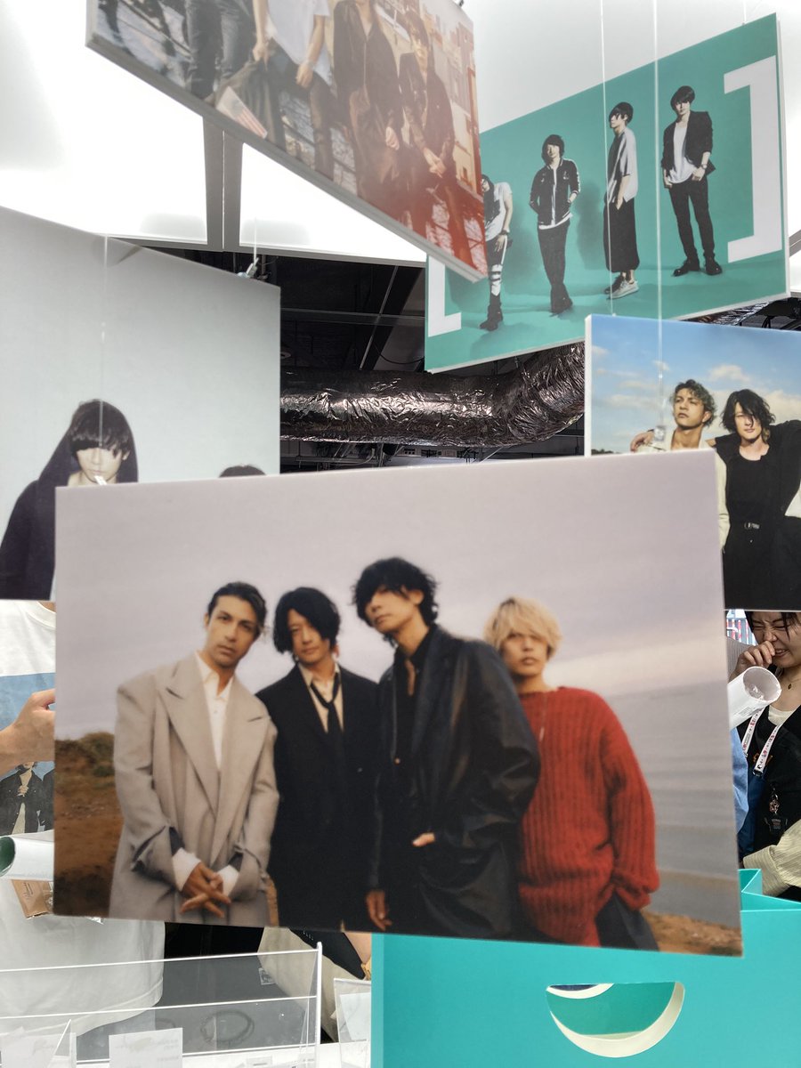 miniminiacha's tweet photo. 歌詞が飾られていたり、メンバーのコメント1つ1つ見てジーンとなりました。ドロス一色。いつまでも居たくなる空間でした。
#VIPPARTY25_POPUP
#Alexandros https://t.co/z71TI2UXRe