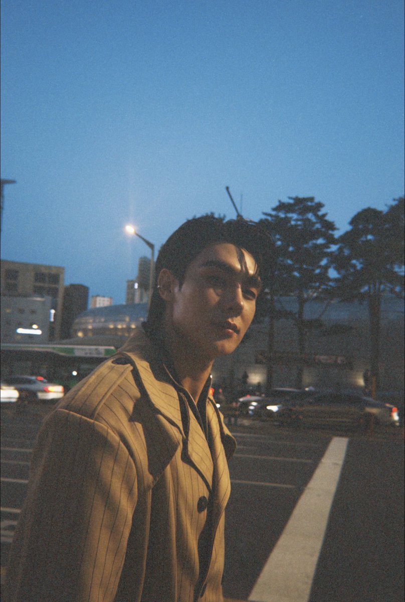 HengmarkII's tweet photo. มองตั้งนานนึกว่ารูปภาพ ที่ไหนได้รูปหล่อ😮‍💨

TeeHeng at SFW SS27
#SFW2027SSxTeeHeng https://t.co/m4jyfPanwk
