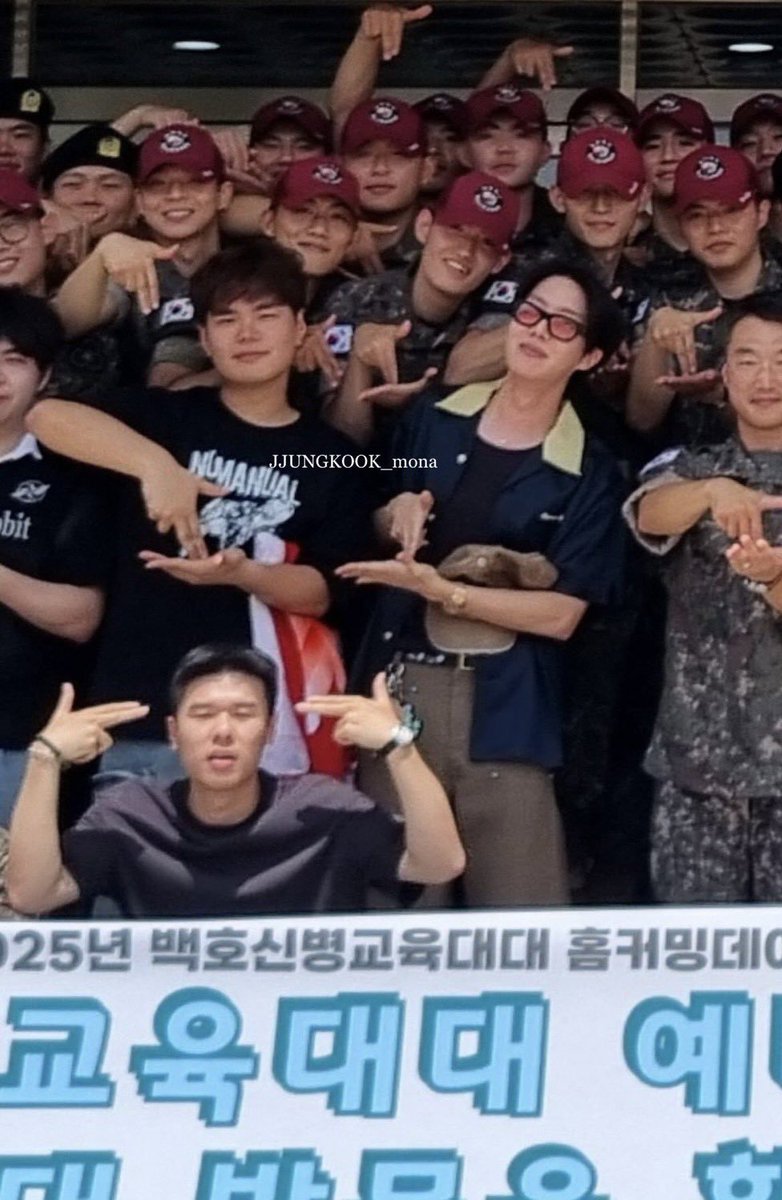 uarmyvibe's tweet photo. remember how happy the soldiers were to have hobi visit them on their Homecoming Day? they made the KIG pose with all smiles. https://t.co/TEbMNryhI1