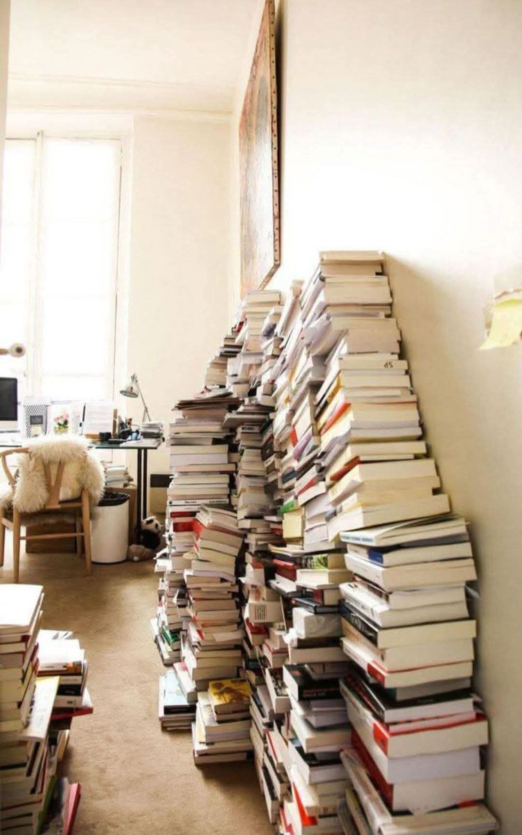 TeteEau's tweet photo. Le syndrome appelé en japonais « tsundoku » désigne l'habitude d'acheter des livres, de les empiler pour les lire plus tard (et peut-être ne jamais les lire). 

Qui en est frappé? https://t.co/e9PA0uNAD0