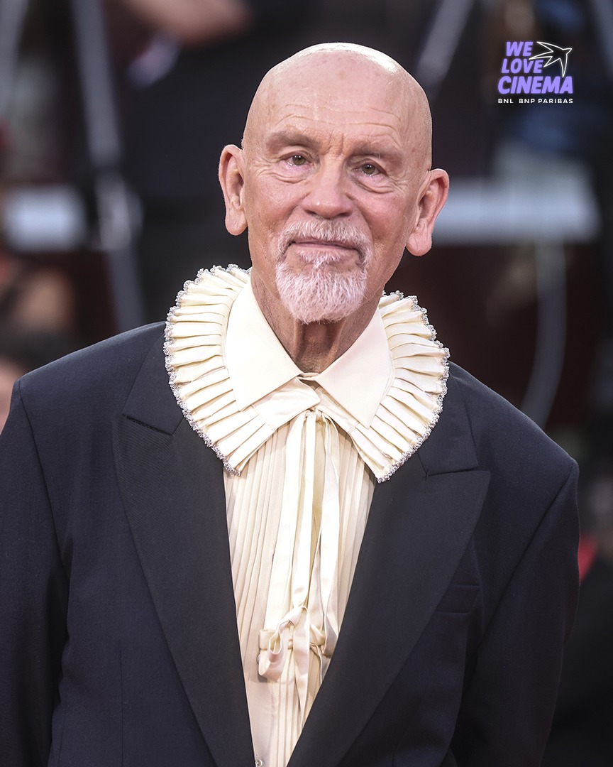 WeCinema's tweet photo. Quando ieri, durante la conferenza stampa, un giornalista gli ha chiesto se fosse pronto a vincere l'Oscar® per la sua interpretazione in "Wild Horse Nine", a John Malkovich è scappato un sorriso 💫

Dopo la proiezione, invece, è riuscito a stento a trattenere le lacrime. Nel film di Martin McDonagh, l'attore offre quella che sembra essere a tutti gli effetti una delle performance migliori della sua lunghissima carriera.

John Malkovich, un attore che dopo quattro decenni di cinema non smette di entusiasmare il pubblico 🎞️

#welovecinemait #Venezia2026WLC #Venezia2026 #MostradelCinemadiVenezia #MostraInternazionaleDArteCinematograficaDiVenezia #BiennaleCinemaVenezia #Venezia83 #JohnMalkovich #WildHorseNine