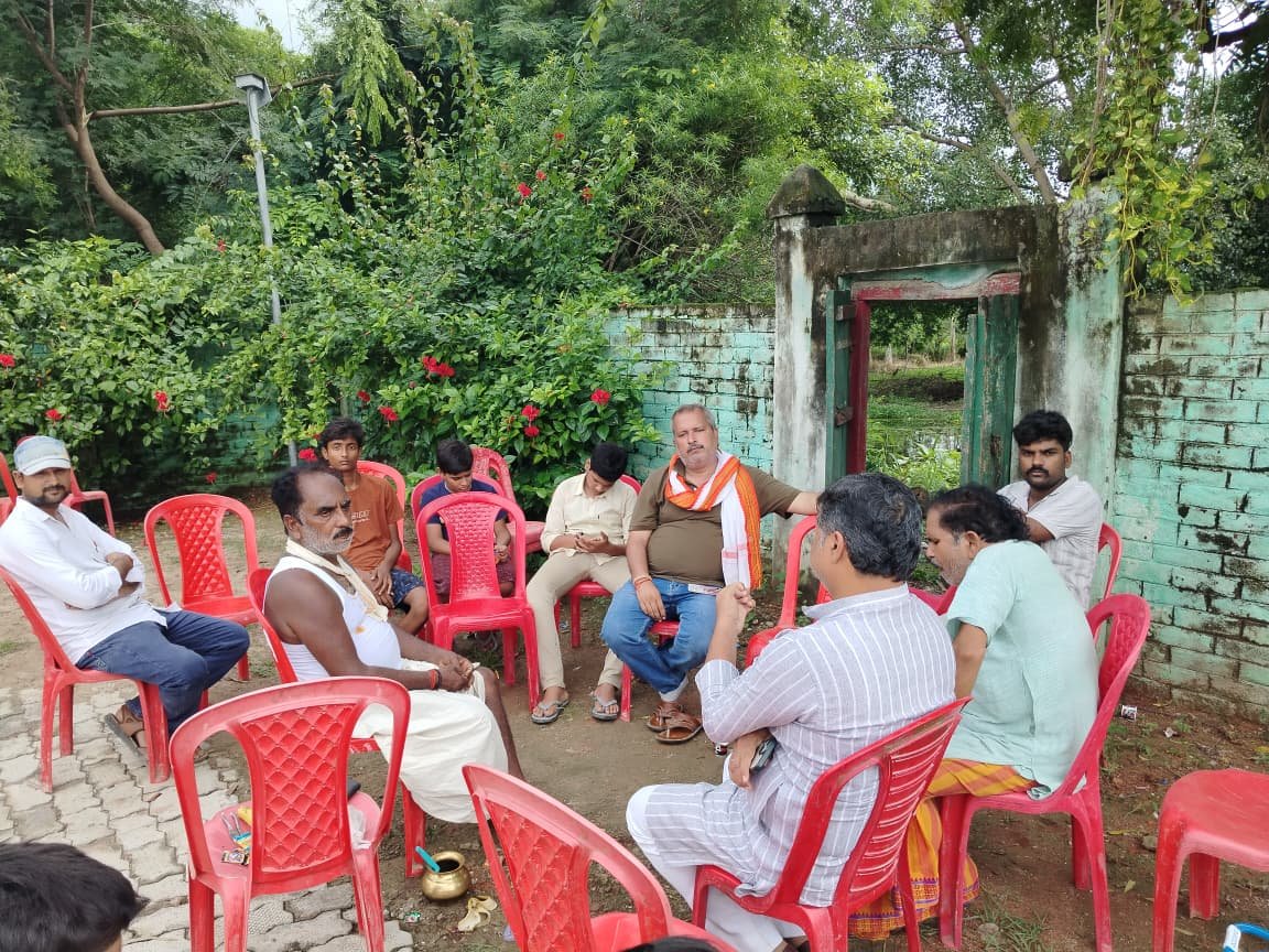 Priyankdhiru's tweet photo. #Amethi गौरीगंज ब्लॉक  की ग्राम पंचायत बाहापुर के पूर्व प्रधान श्री राम करन  मिश्रा जी की धर्म पत्नी का असामयिक निधन की सूचना पर शोक संतप्त परिजनों से मुलाकात कर अपनी संवेदनाएं व्यक्त की। https://t.co/2p1O9eFNL7
