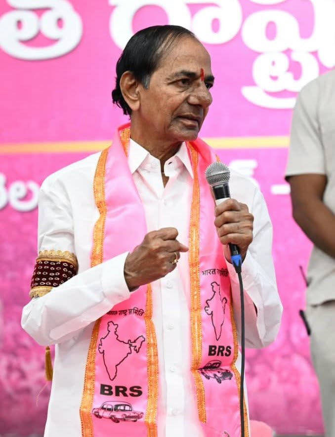 BRSparty's tweet photo. సెప్టెంబర్ 07 వ తేదీ నుండి శాసనసభ సమావేశాలు ప్రారంభం కానున్న నేపథ్యంలో, బీఆర్ఎస్ పార్టీ శాసనసభా పక్ష సమావేశం నిర్వహించాలని పార్టీ అధినేత కేసీఆర్ గారు నిర్ణయించారు.

ఈ నేపథ్యంలో.. సెప్టెంబర్ 06 న ఎర్రవెల్లి నివాసంలో మధ్యాహ్నం 1 గంటకు లంచ్ అనంతరం 2 గంటలకు పార్టీ అధినేత కేసీఆర్ అధ్యక్షతన ప���ర్టీ శాసనసభ్యులు మరియు శాసనమండలి సభ్యులతో కూడిన సంయుక్త సమావేశం జరగనున్నది.

ఈ సమావేశానికి హాజరుకావాలని పార్టీ ఎమ్మెల్యేలు, ఎమ్మెల్సీలకు అధినేత కేసీఆర్ గారు సూచించారు.