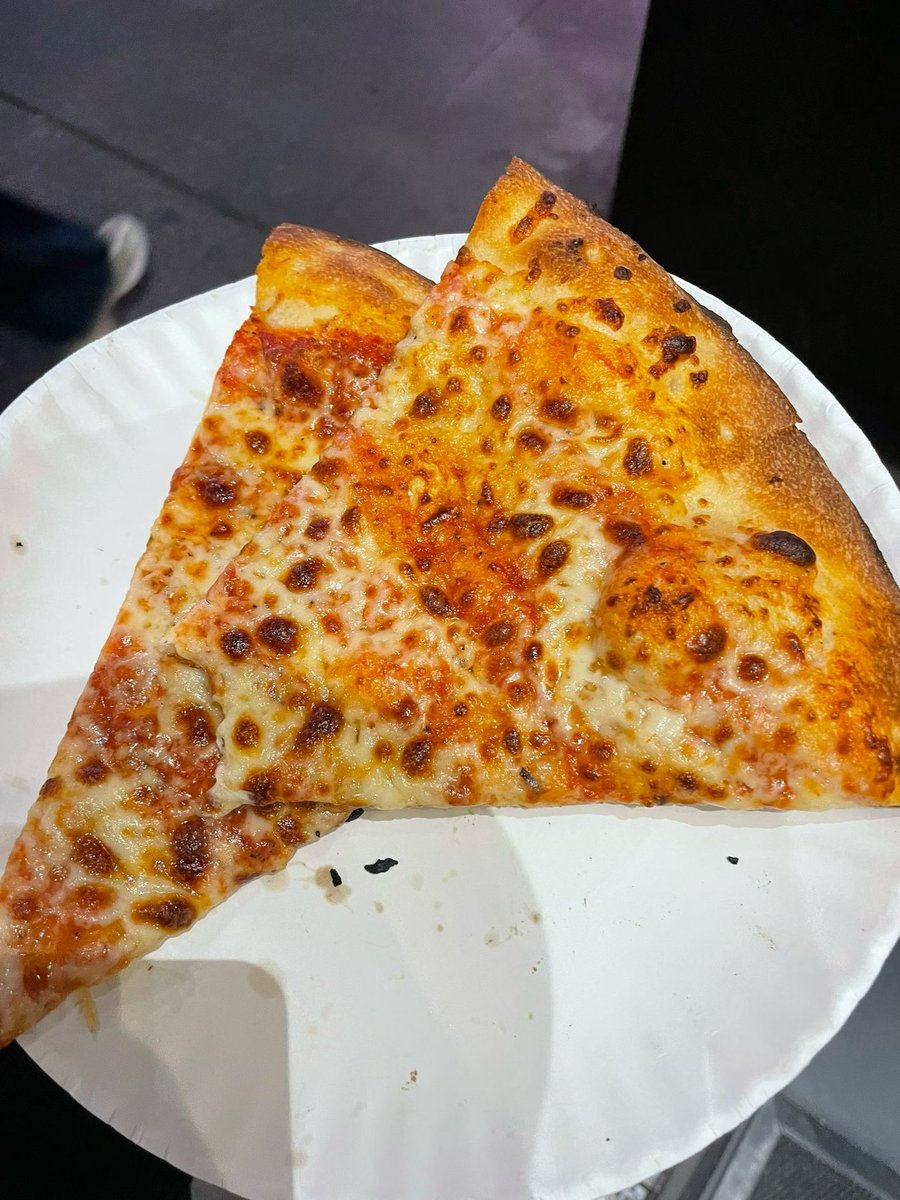 BeeUlanala's tweet photo. New York City💵1.50 pizza is this big https://t.co/zLGvpHP3mY