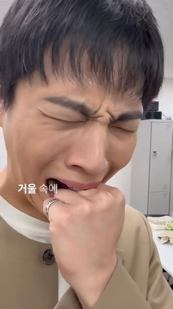 ParadiseDef's tweet photo. มึง พจบ.นางไม่มูฟออนจากคนเก่าจริง โดนเพื่อนล้อทีเดียวนางไห้อ๋าเลย 😔 https://t.co/4kzuMtaqr2